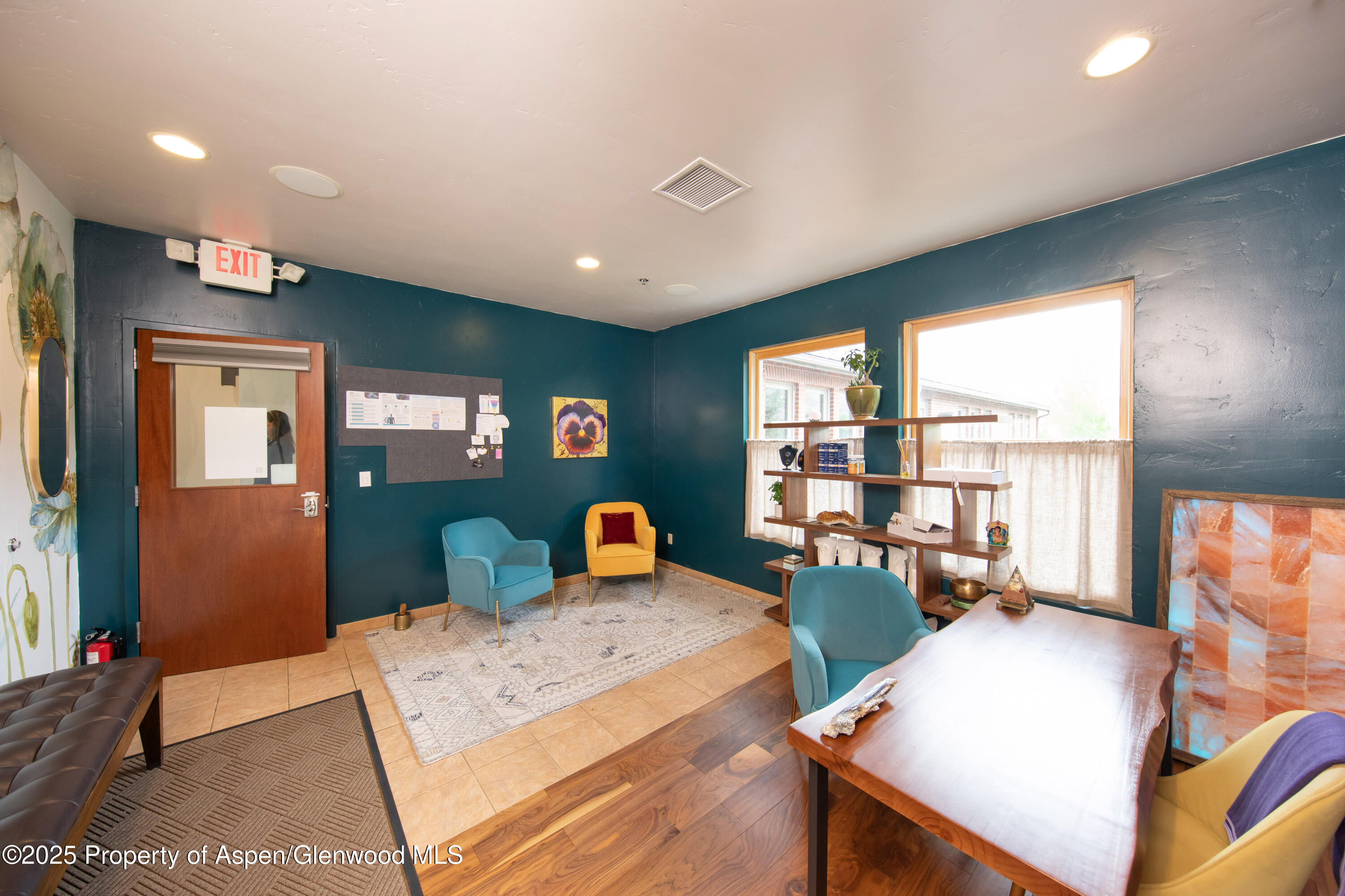 711 E Valley Road 202a Property Photo 6