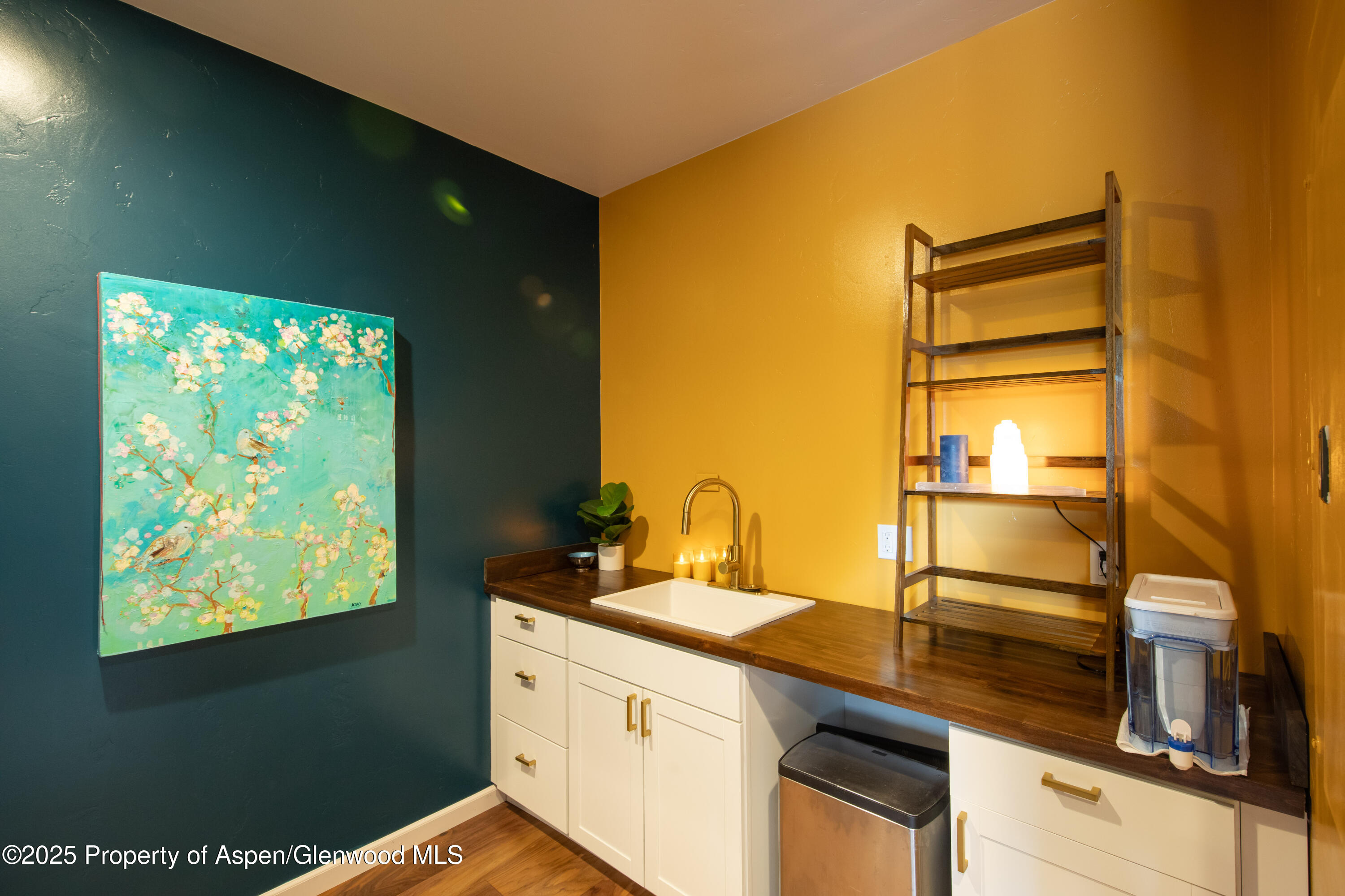 711 E Valley Road 202a Property Photo 13