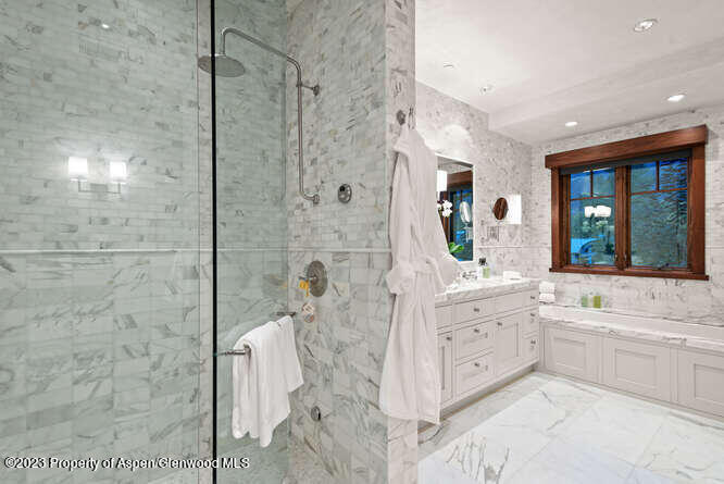 719 E Hopkins Avenue 202 Property Photo 23