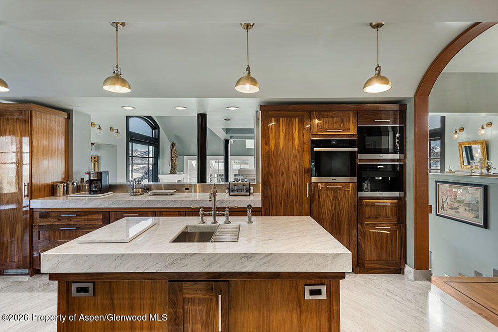 1325 Gateway Road Property Photo 8