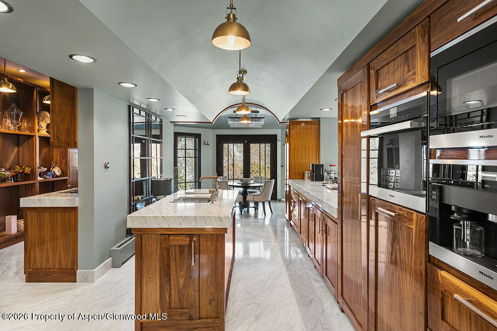 1325 Gateway Road Property Photo 10