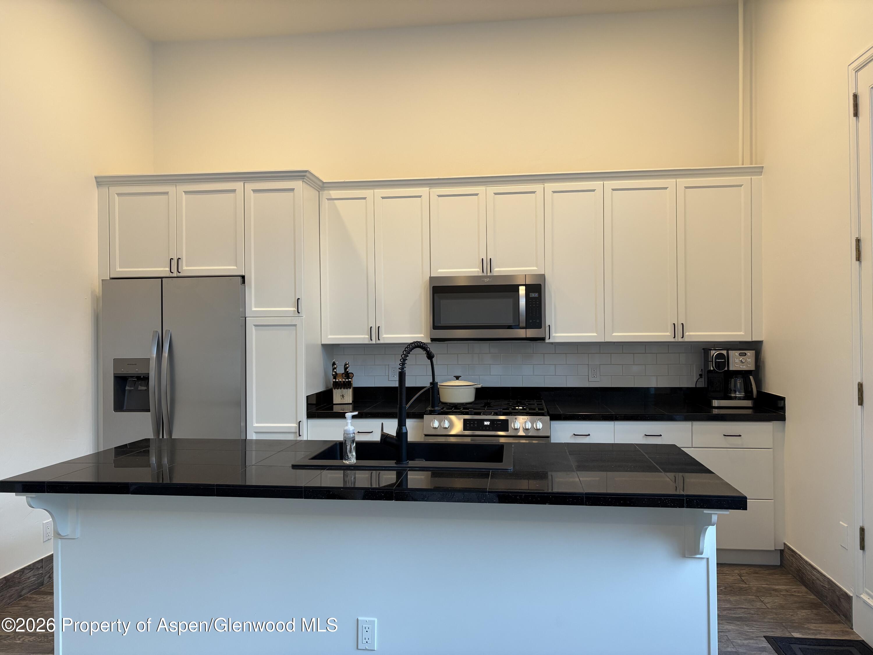 426 E Hyman Property Photo 5