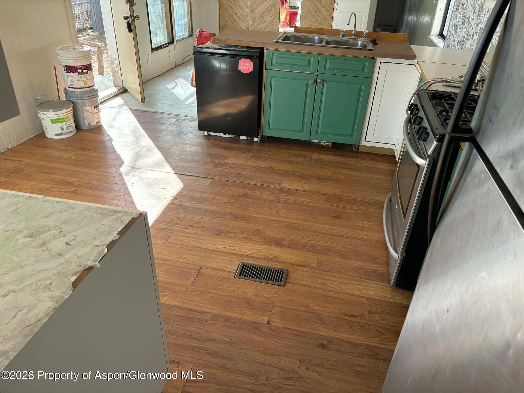430 E 4th Street 17 Property Photo 3