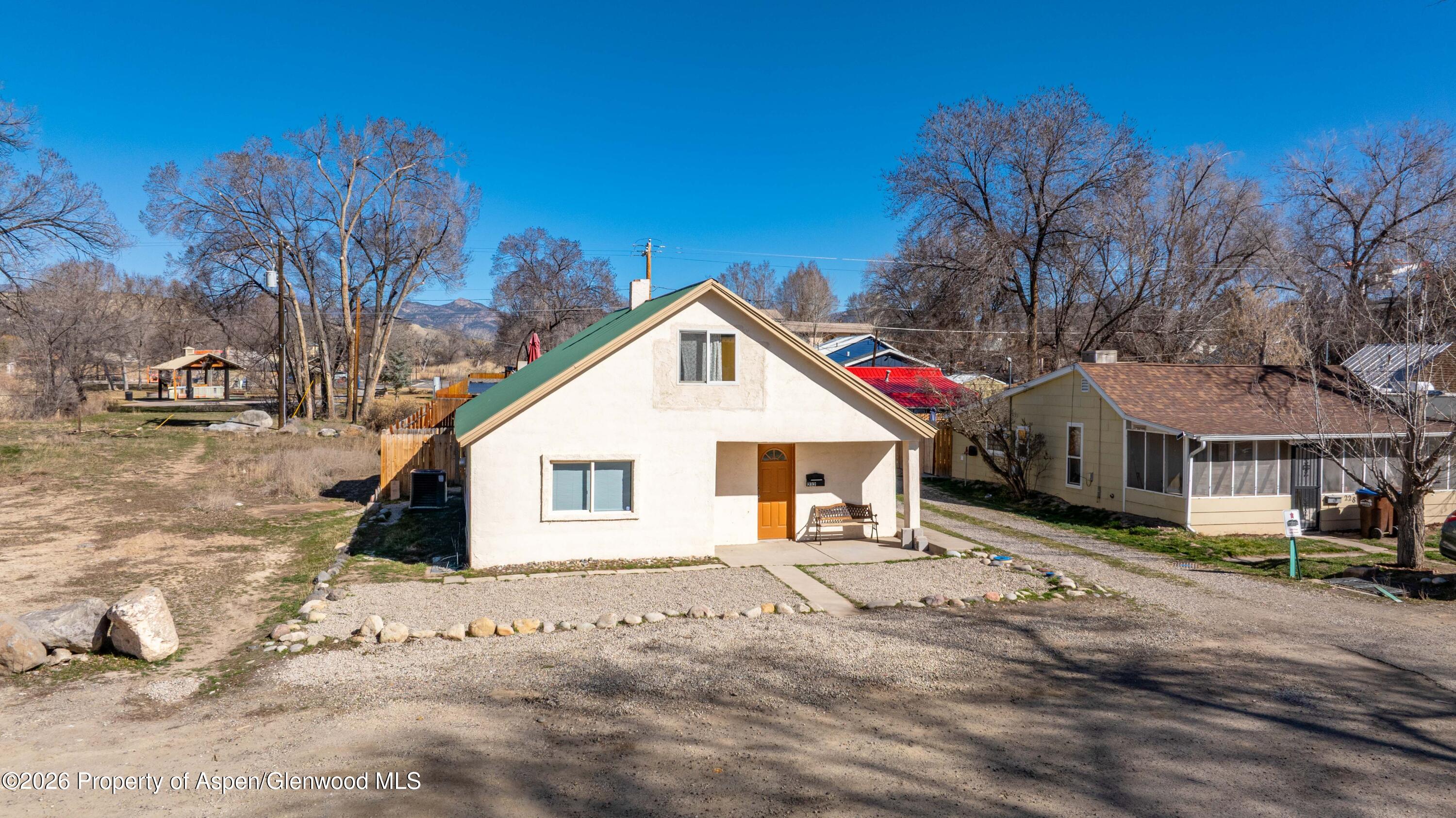 232 W 4th Street Property Photo 8