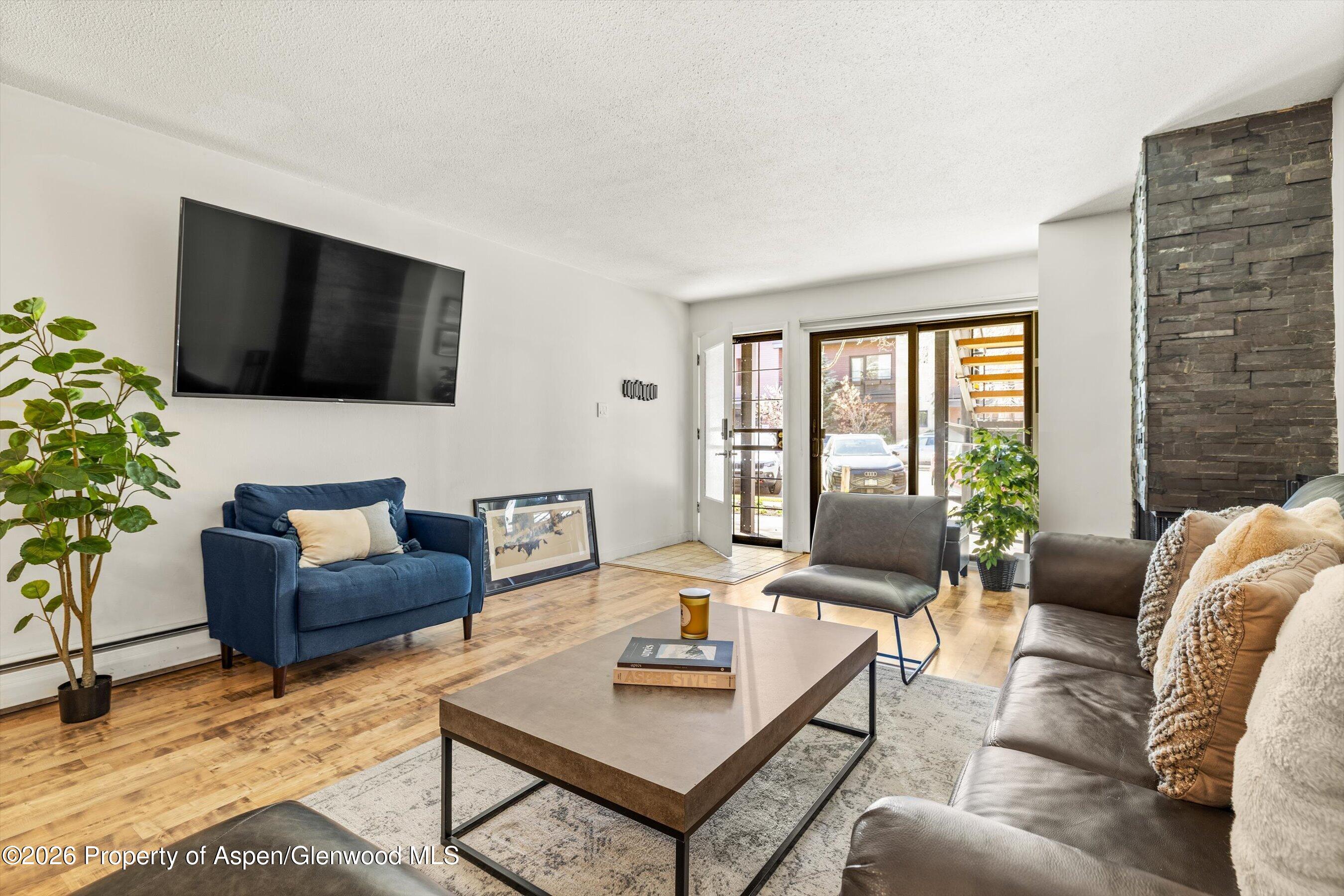 210 E Cooper Avenue 1-c Property Photo 1