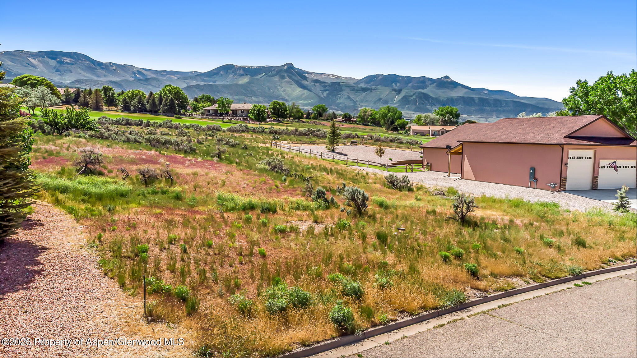 184 Meadow Creek Drive Property Photo 3