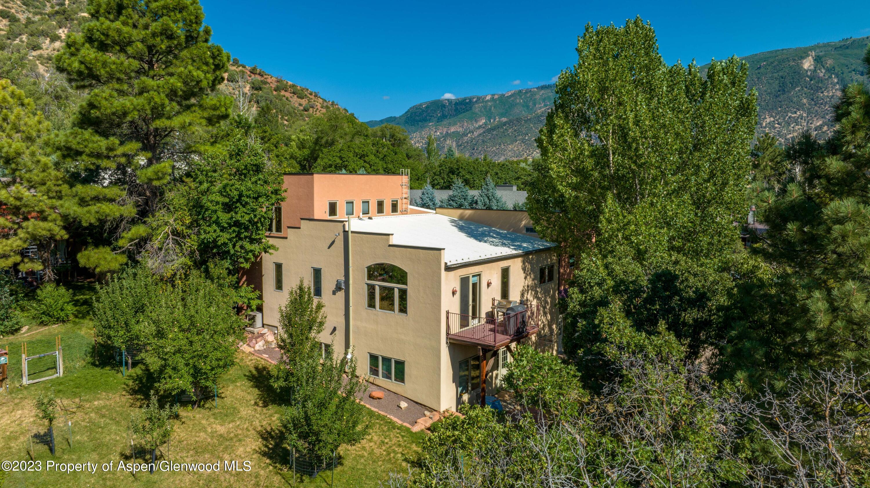 908 Red Mountain Drive Property Photo 4