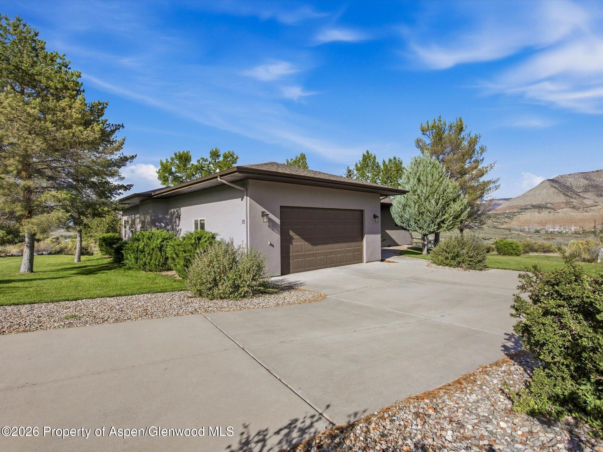 19 Meadow Creek Drive Property Photo 2