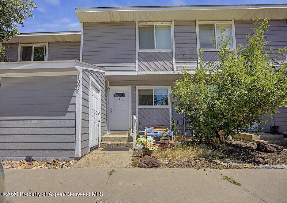 1096 E 7th Street Property Photo 1
