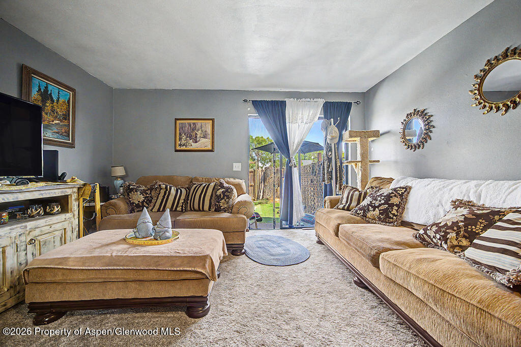 1096 E 7th Street Property Photo 2