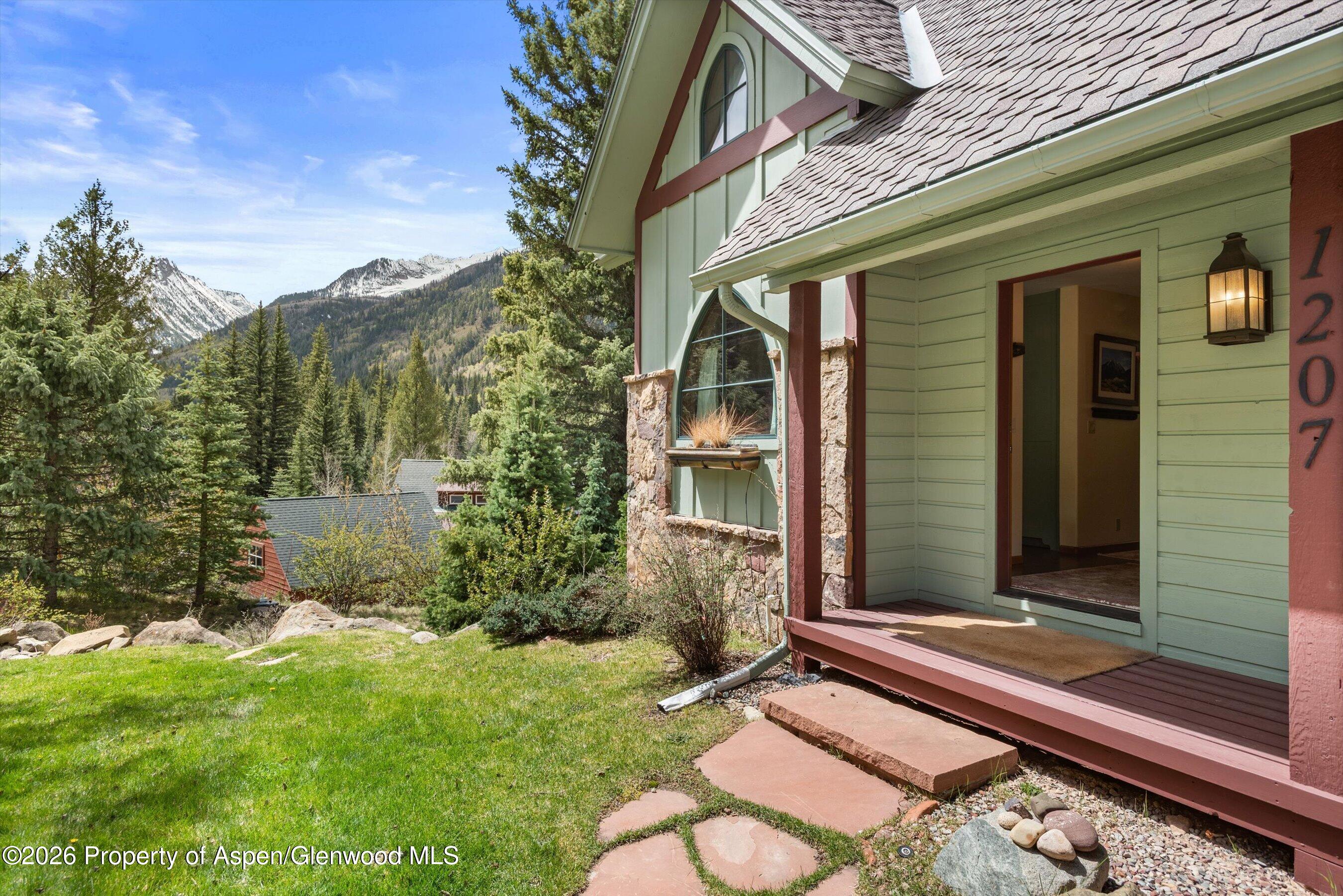 1207 Evergreen Lane Property Photo 9