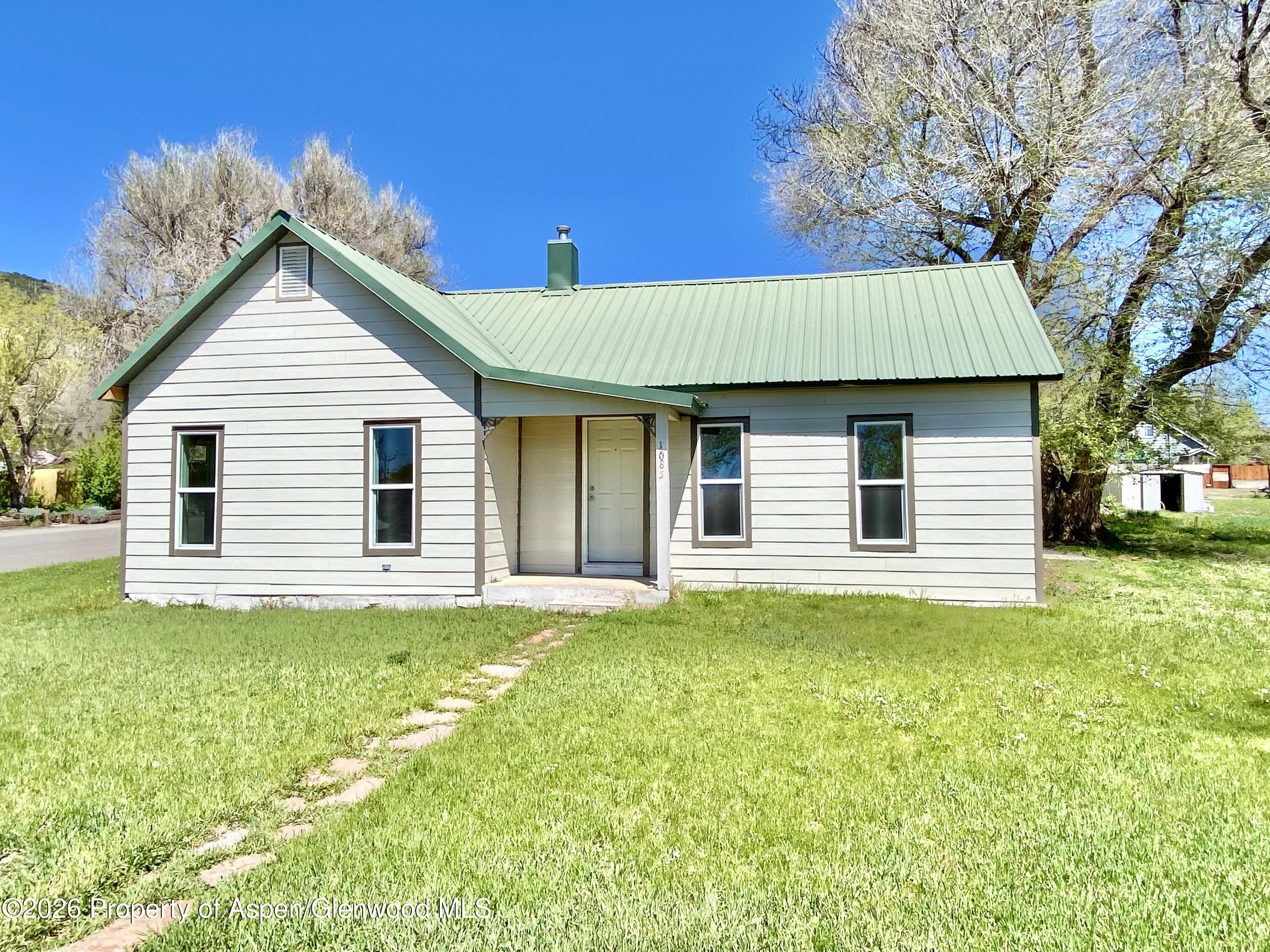 1085 Main Street Property Photo