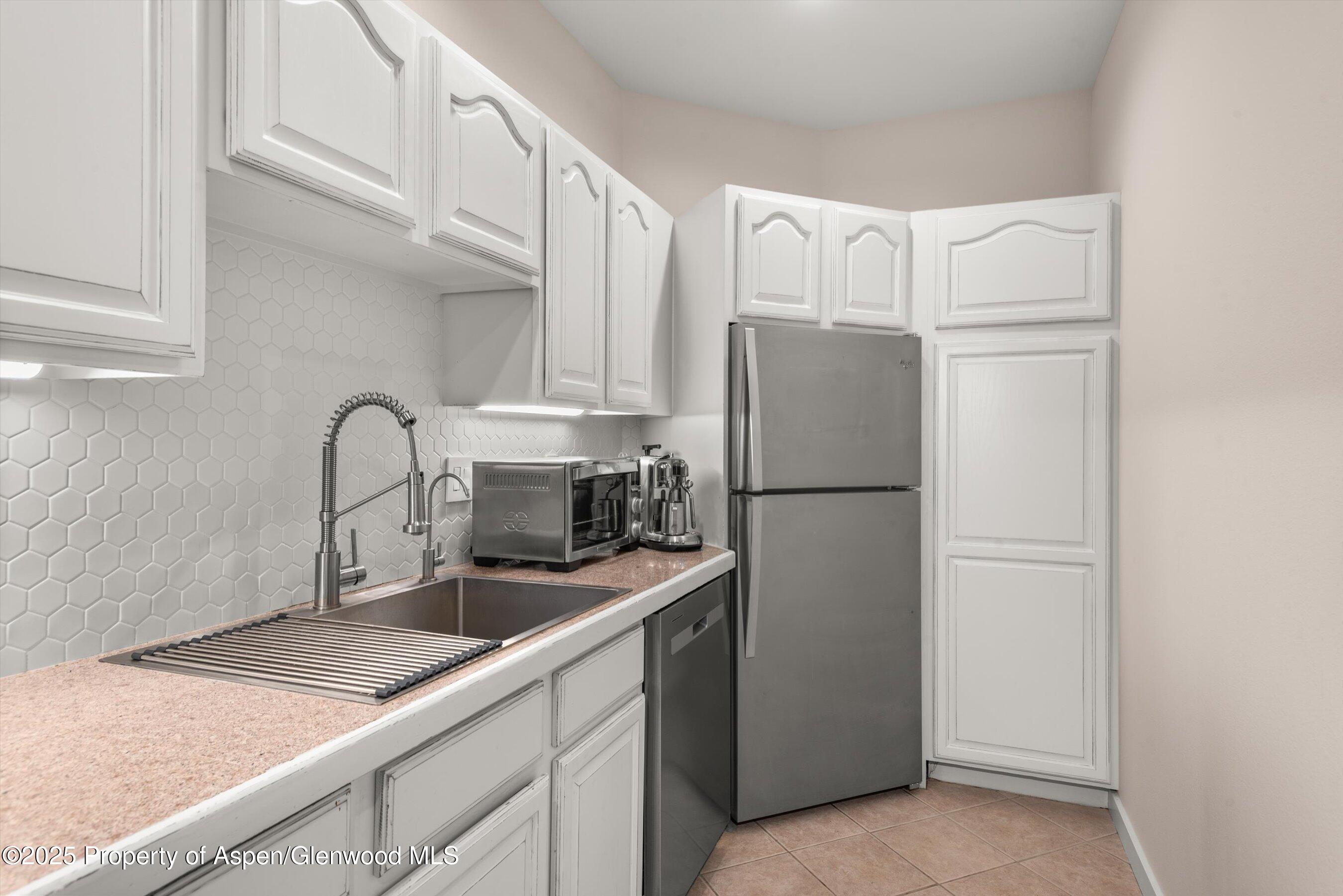 1400 E Valley Road 115 Property Photo 10