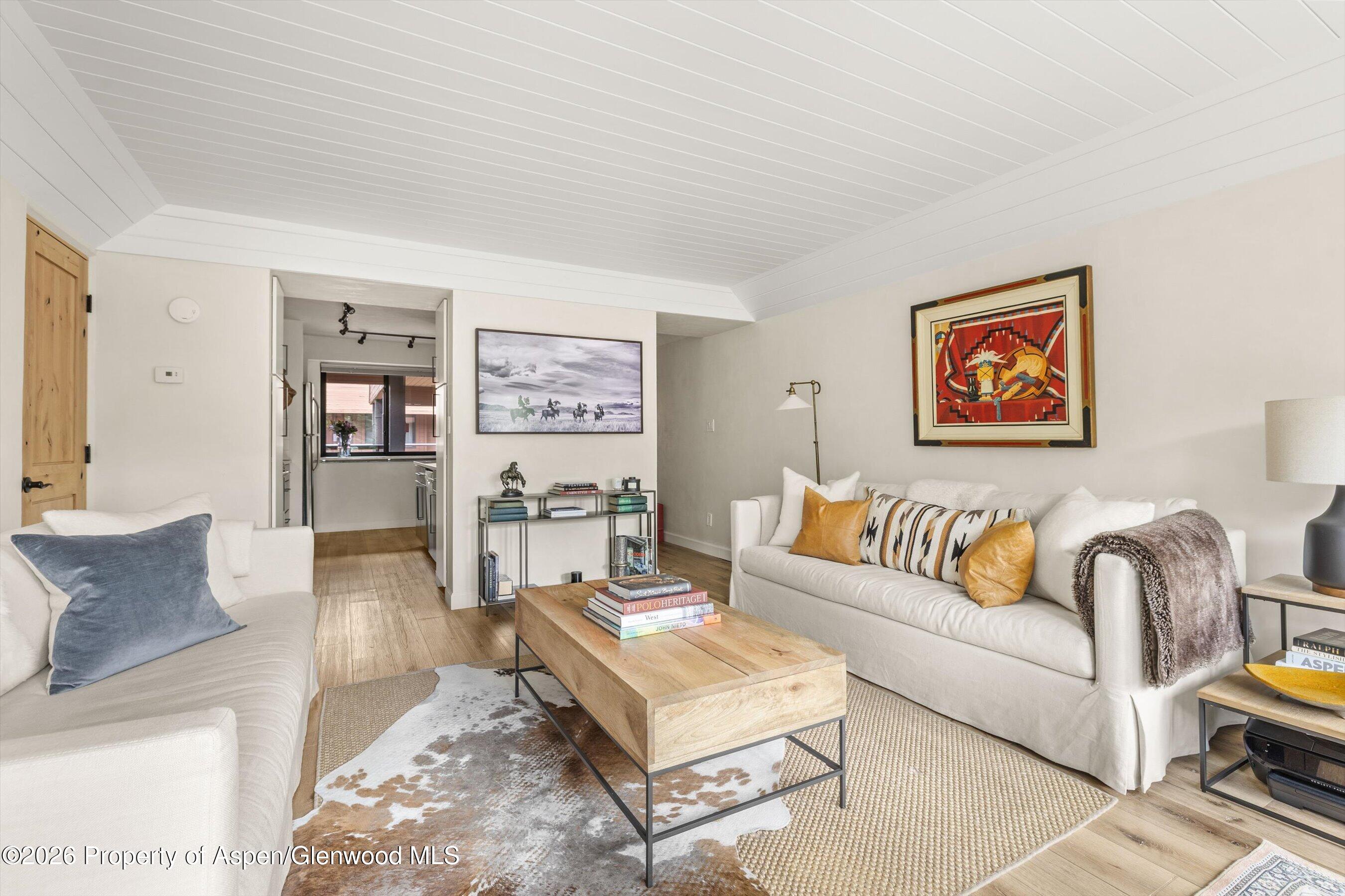 941 Vine Street Property Photo 3