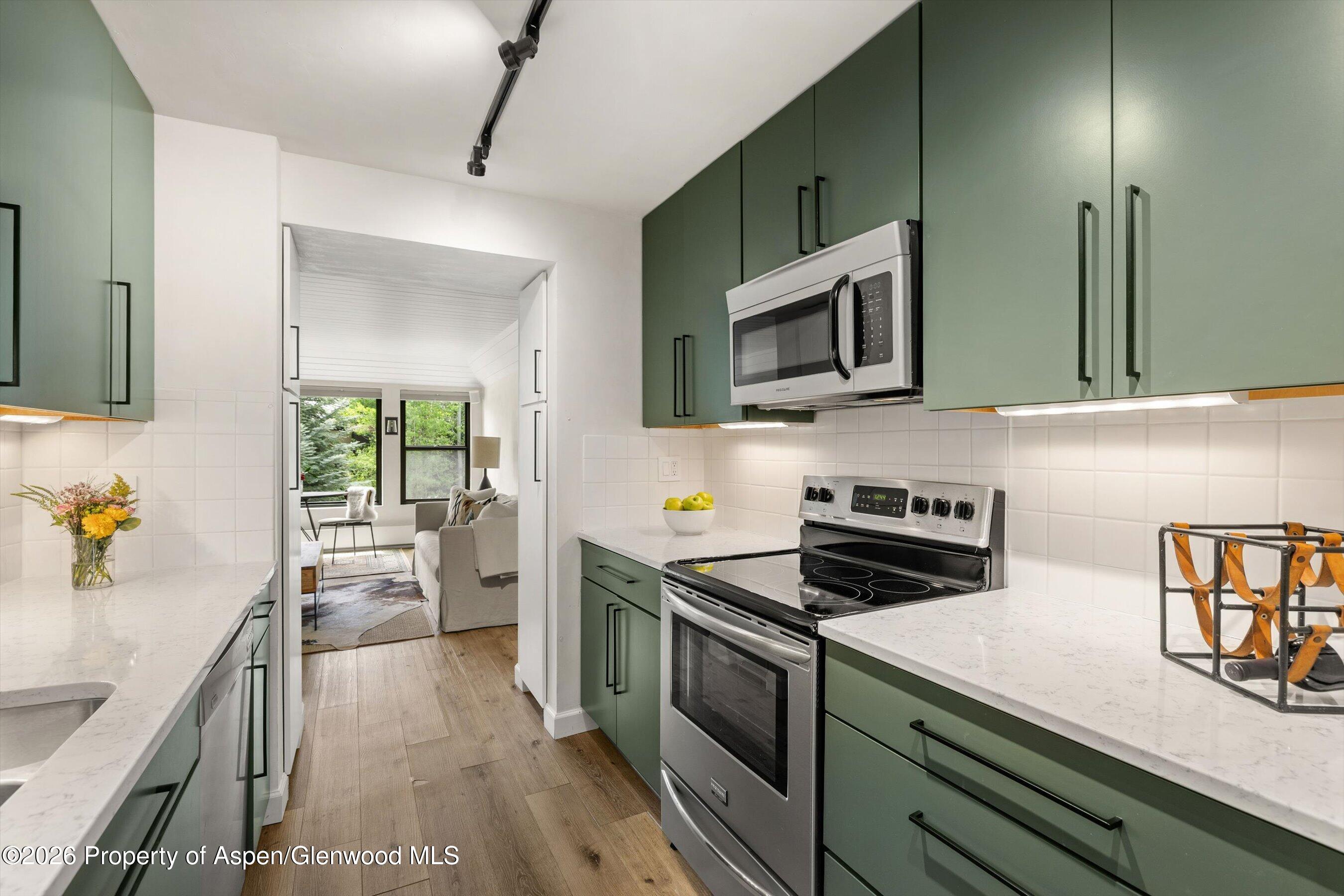941 Vine Street Property Photo 4