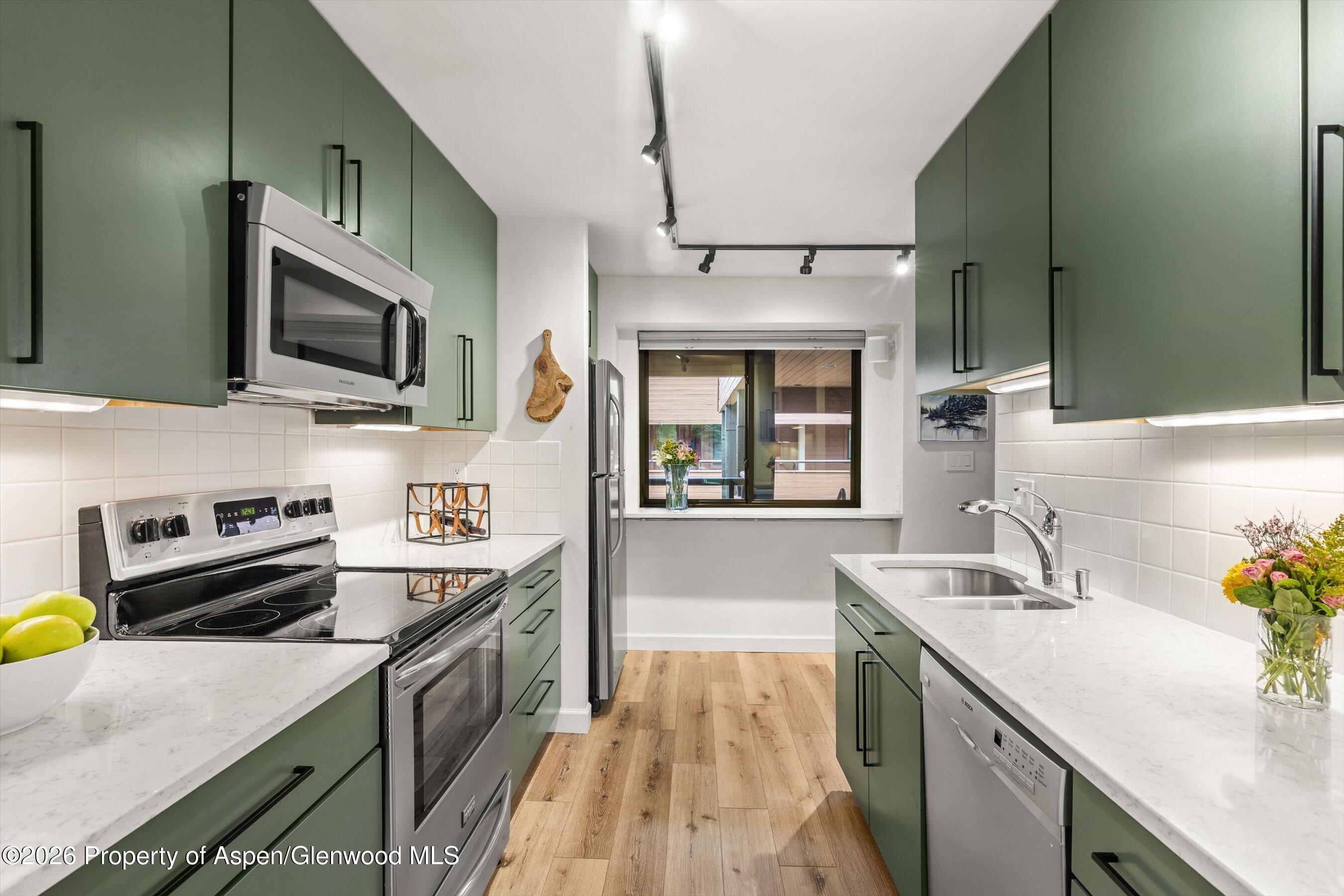 941 Vine Street Property Photo 5