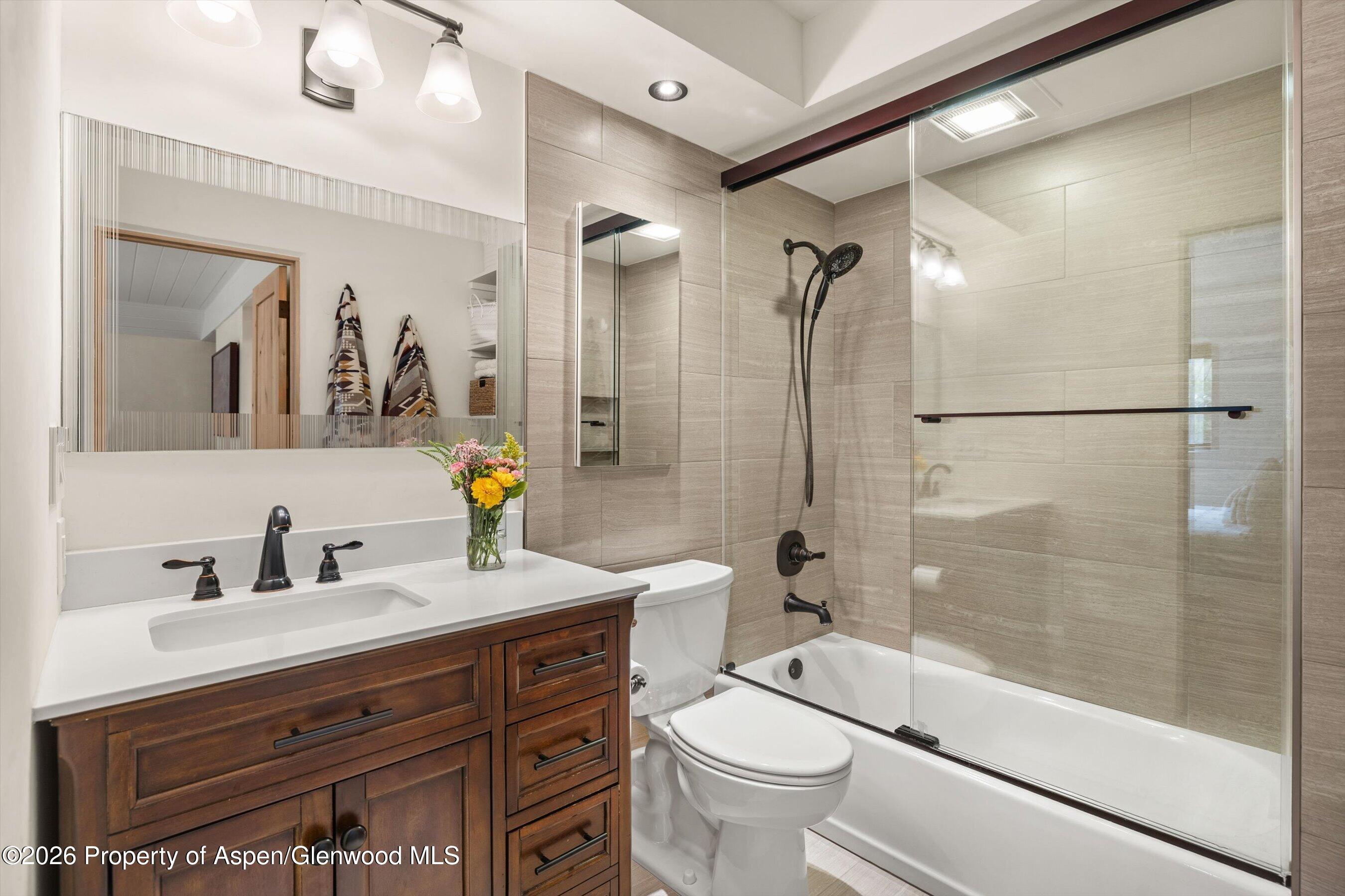 941 Vine Street Property Photo 8