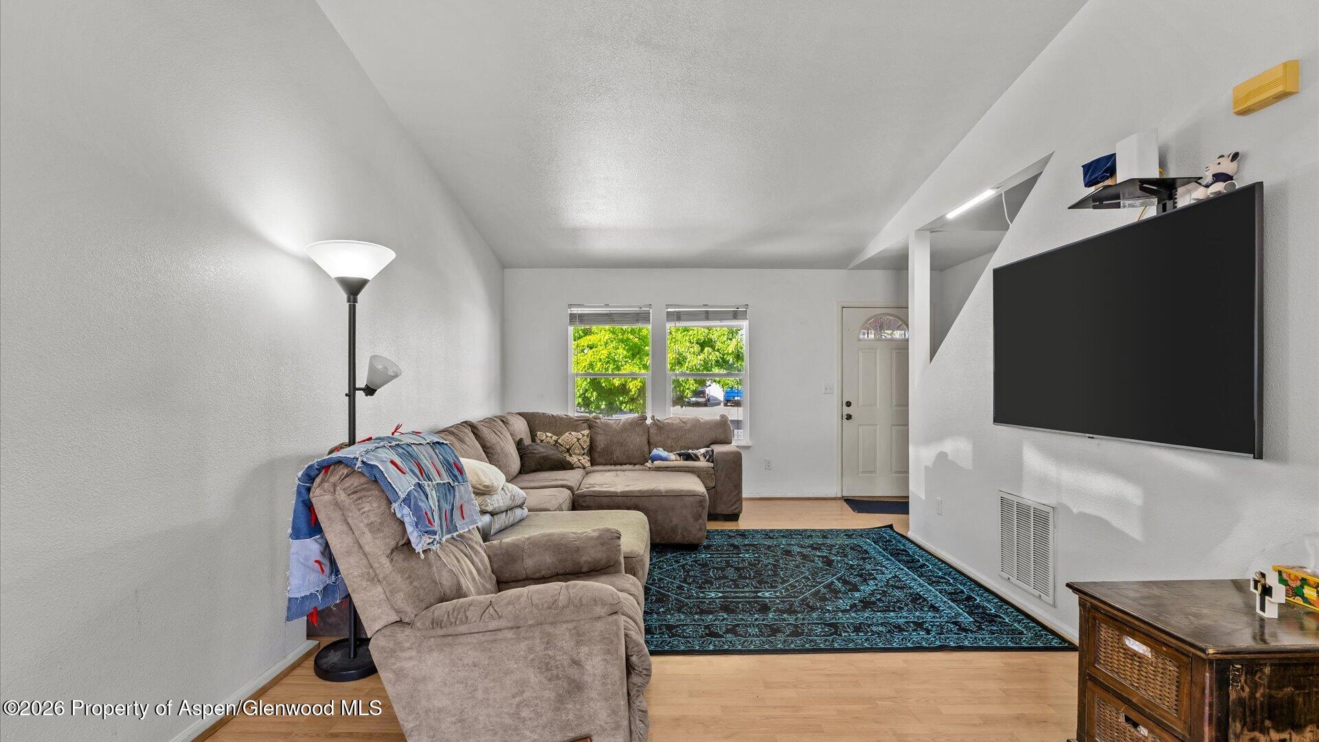 2615 Apache Court Property Photo 4