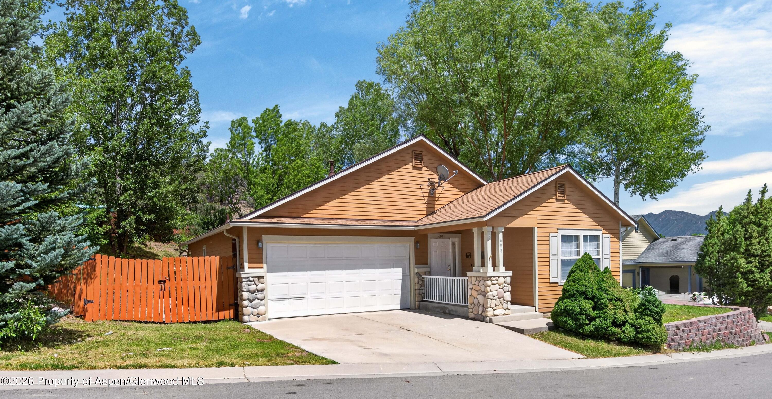 608 Lariat Loop Property Photo 1