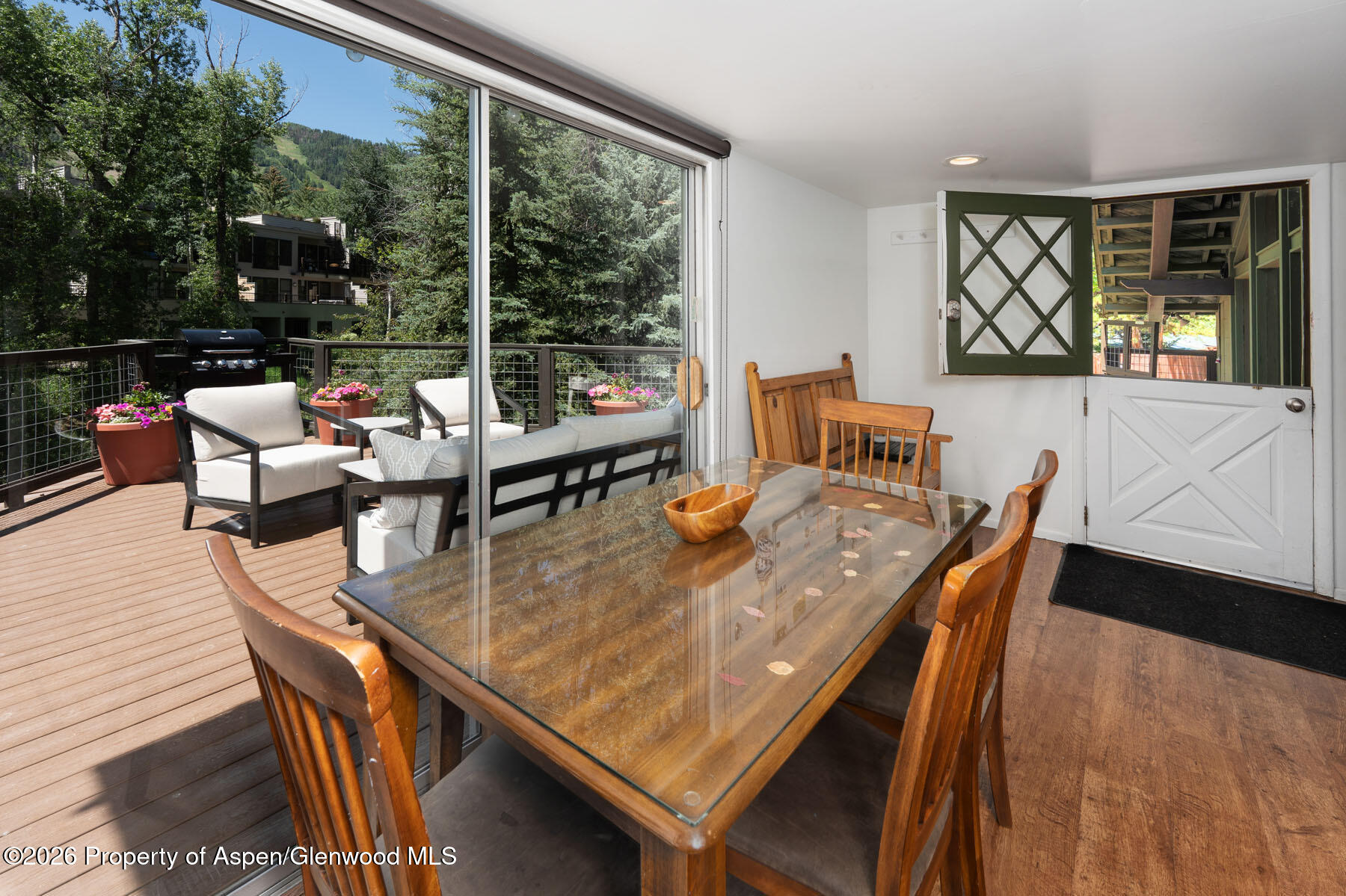 979 Queen Street Property Photo 6
