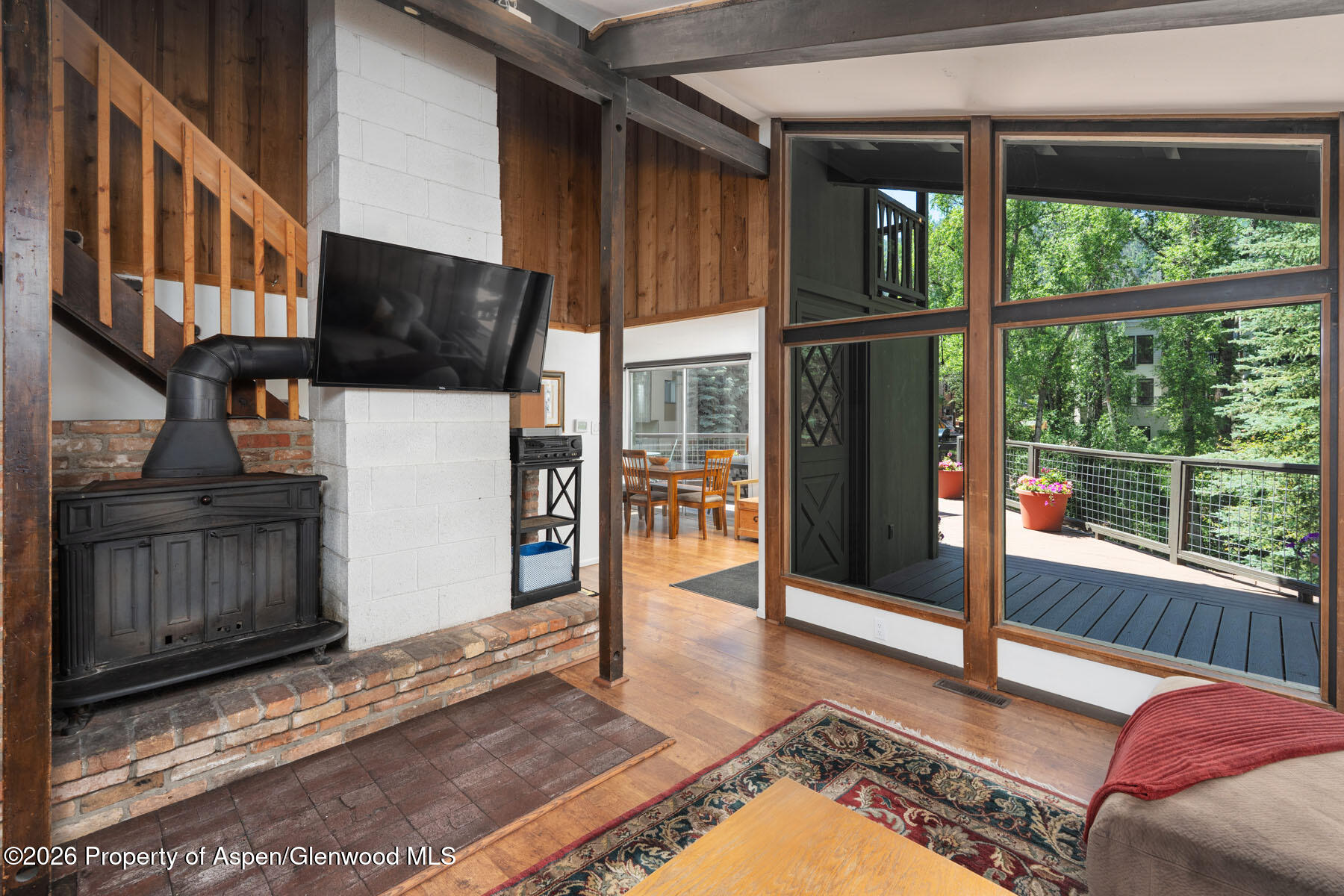 979 Queen Street Property Photo 8