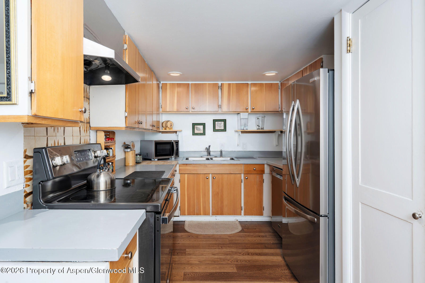 979 Queen Street Property Photo 10