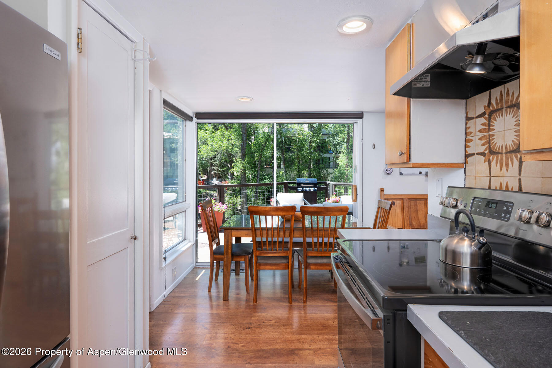 979 Queen Street Property Photo 11