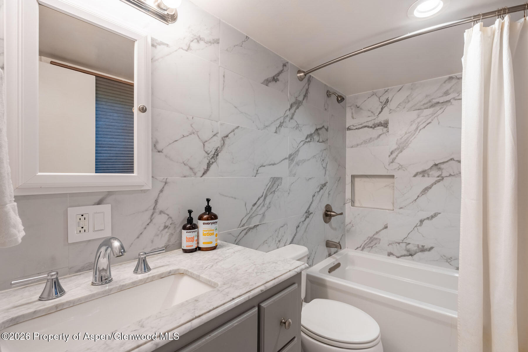 979 Queen Street Property Photo 13