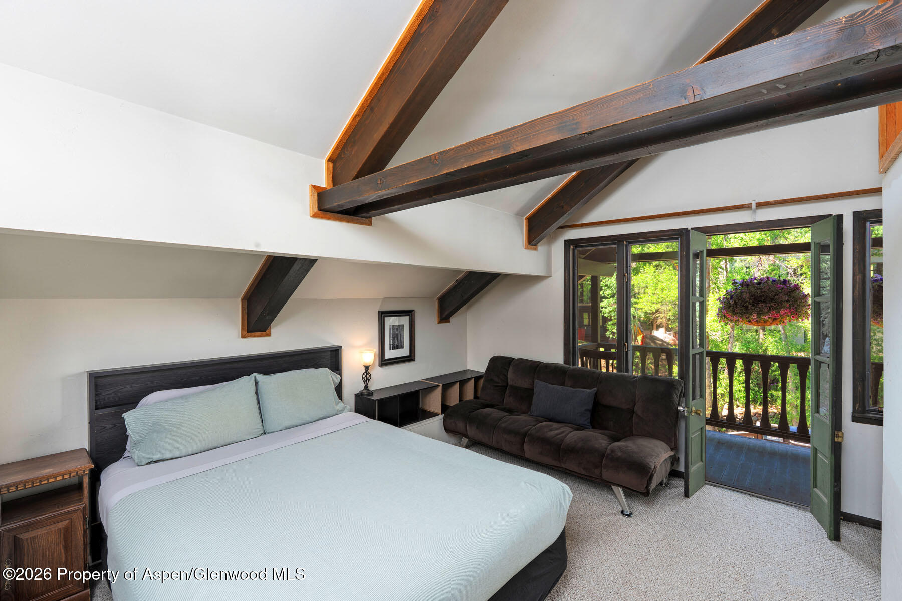 979 Queen Street Property Photo 14