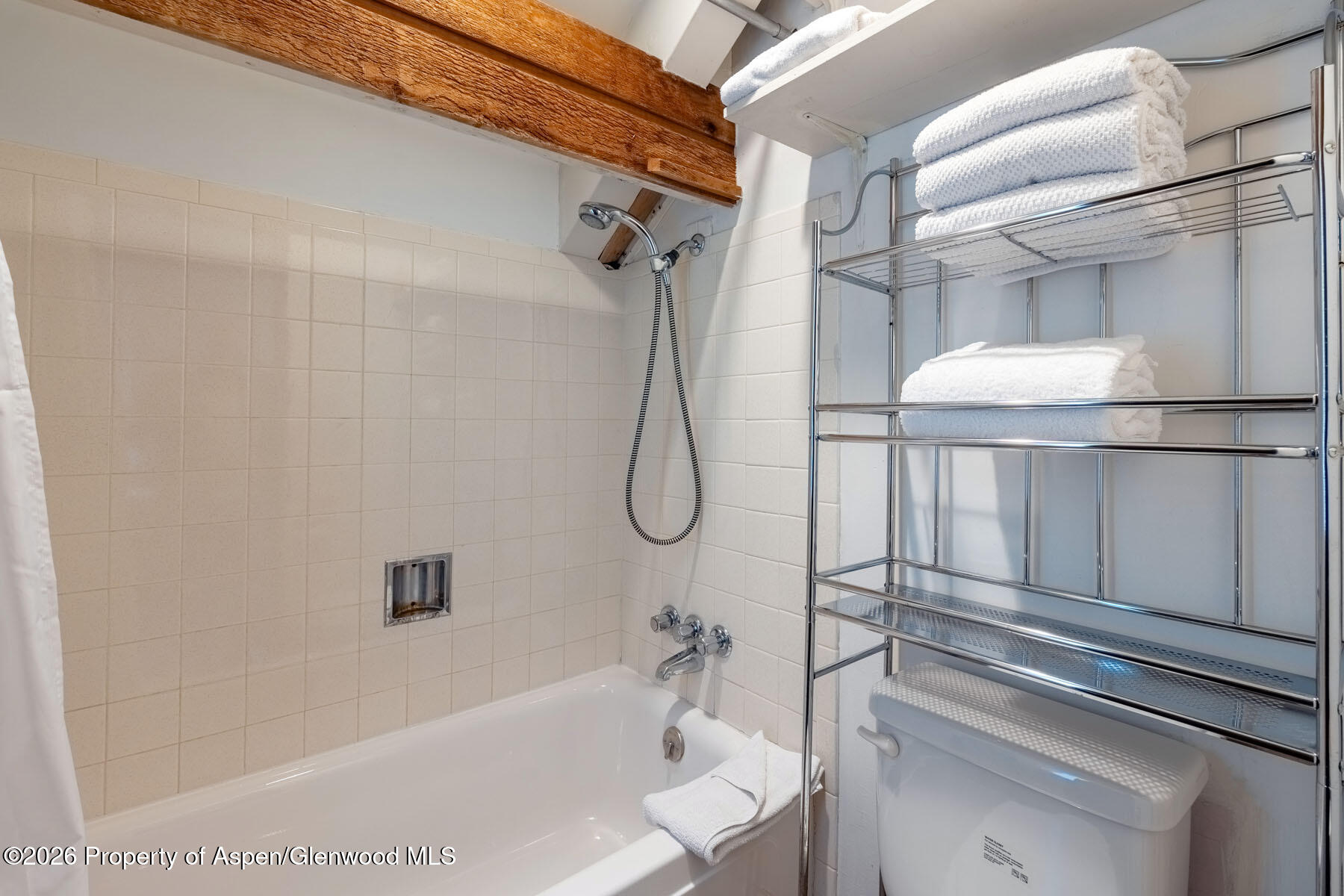 979 Queen Street Property Photo 17