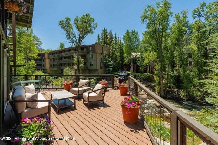 979 Queen Street Property Photo 34