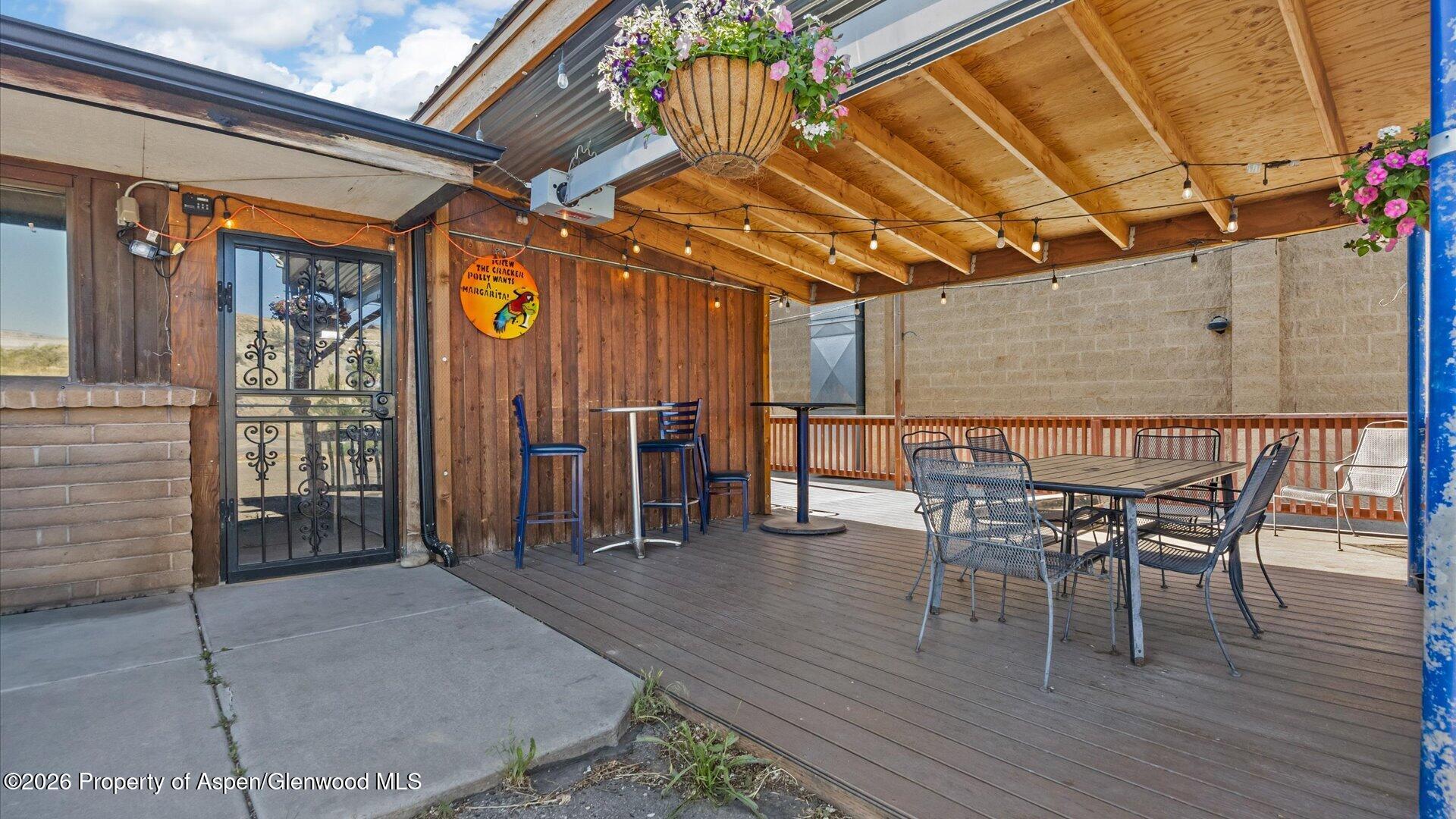 Tbd Wingnutz Bar & Grill Property Photo 7