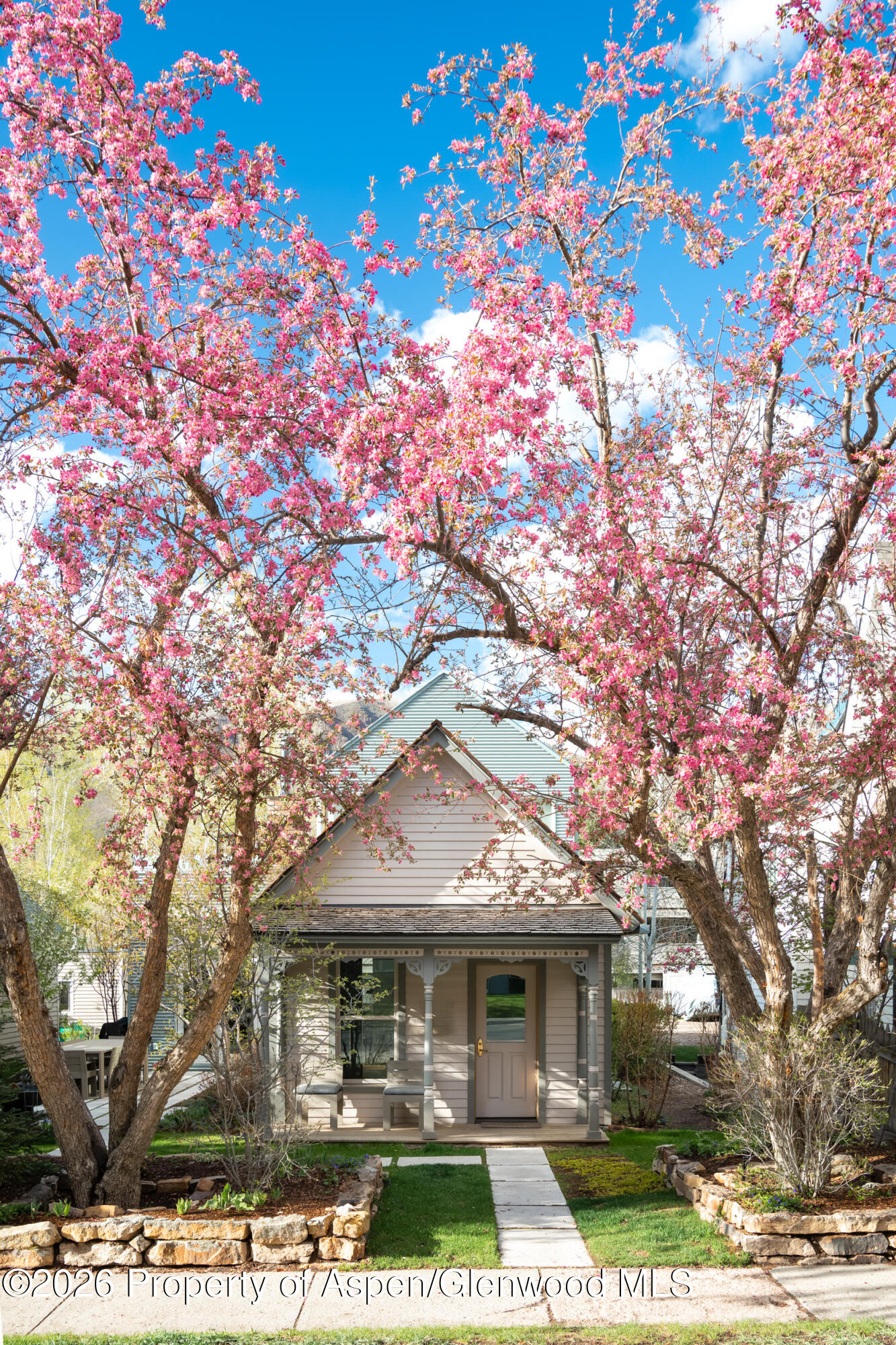 1006 E Cooper Avenue Property Photo 2