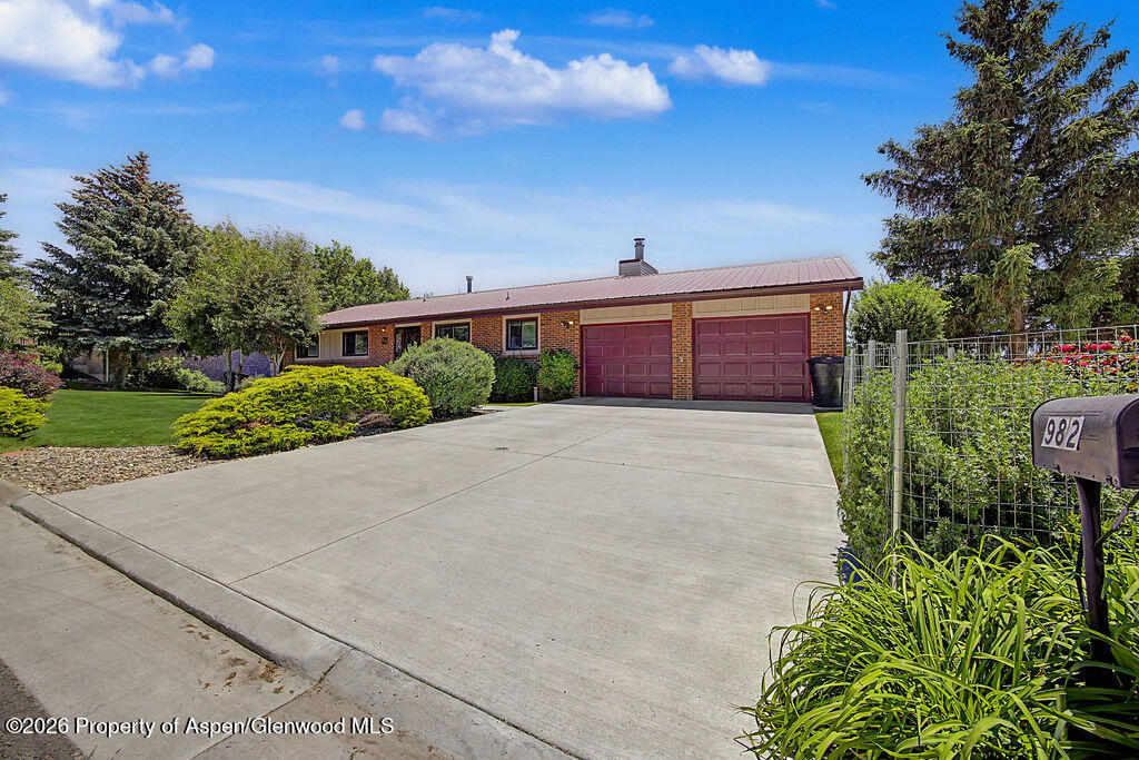 982 Alta Vista Drive Property Photo 4