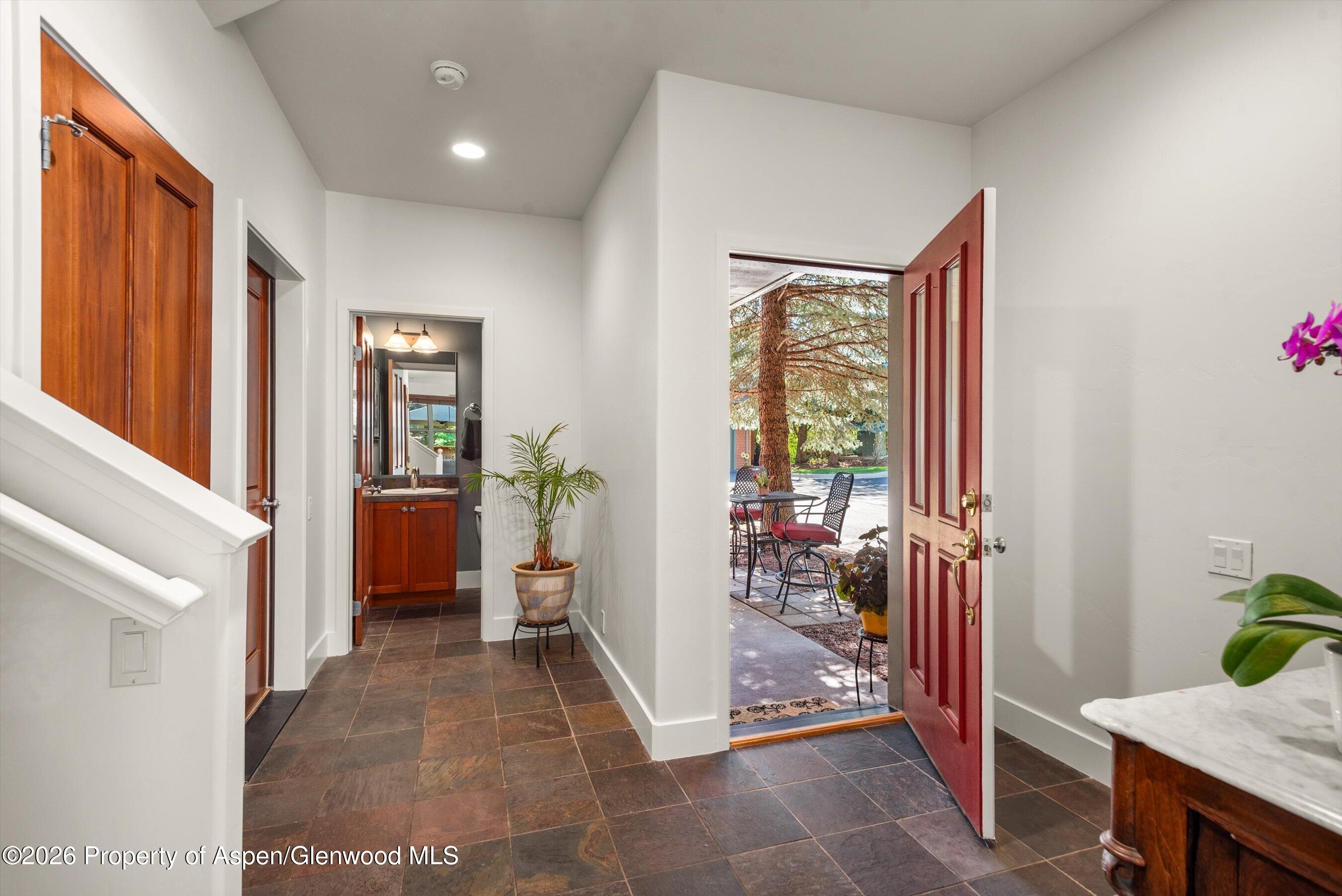 520 Evans Court Property Photo 4