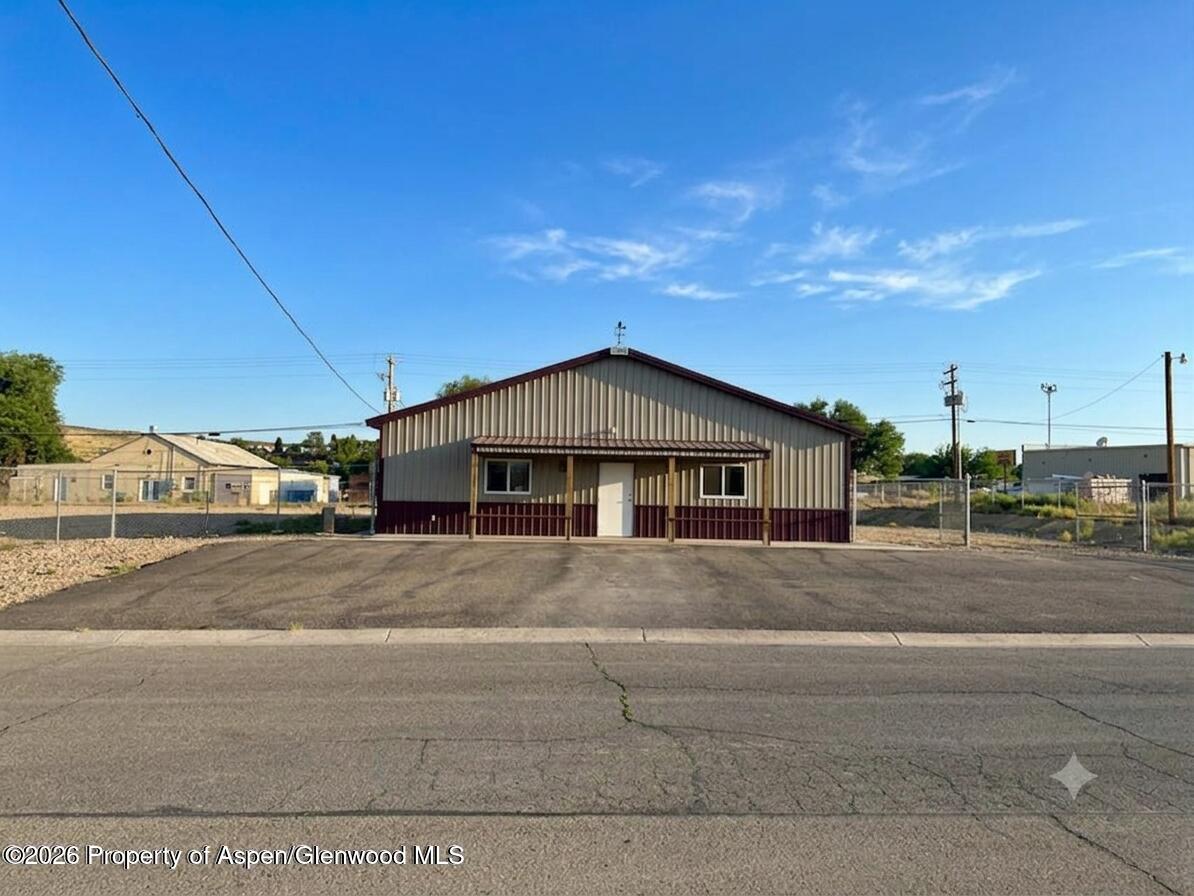209 E Rio Blanco Avenue Property Photo 2