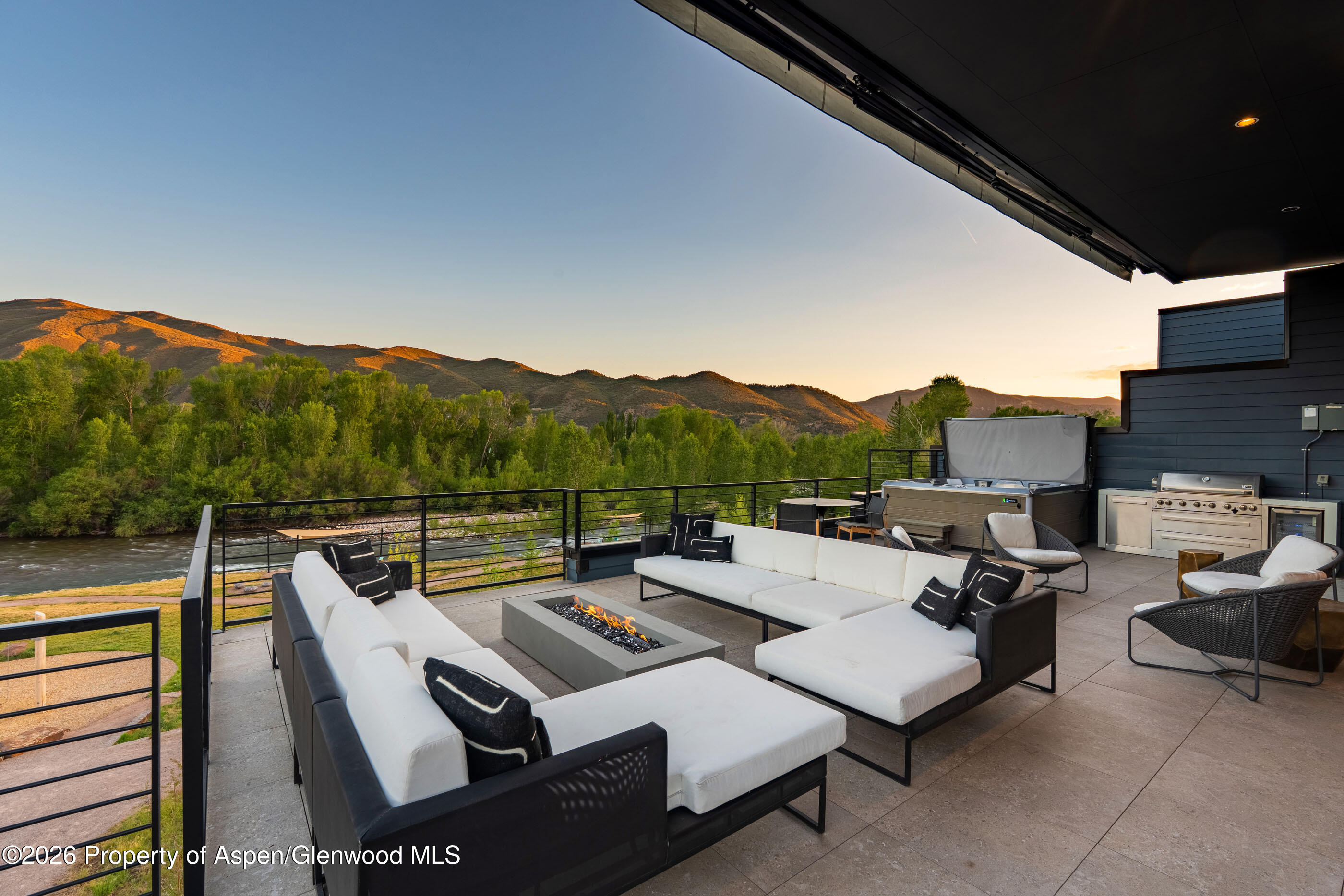 22860 Two Rivers Road Penthouse Property Photo 11