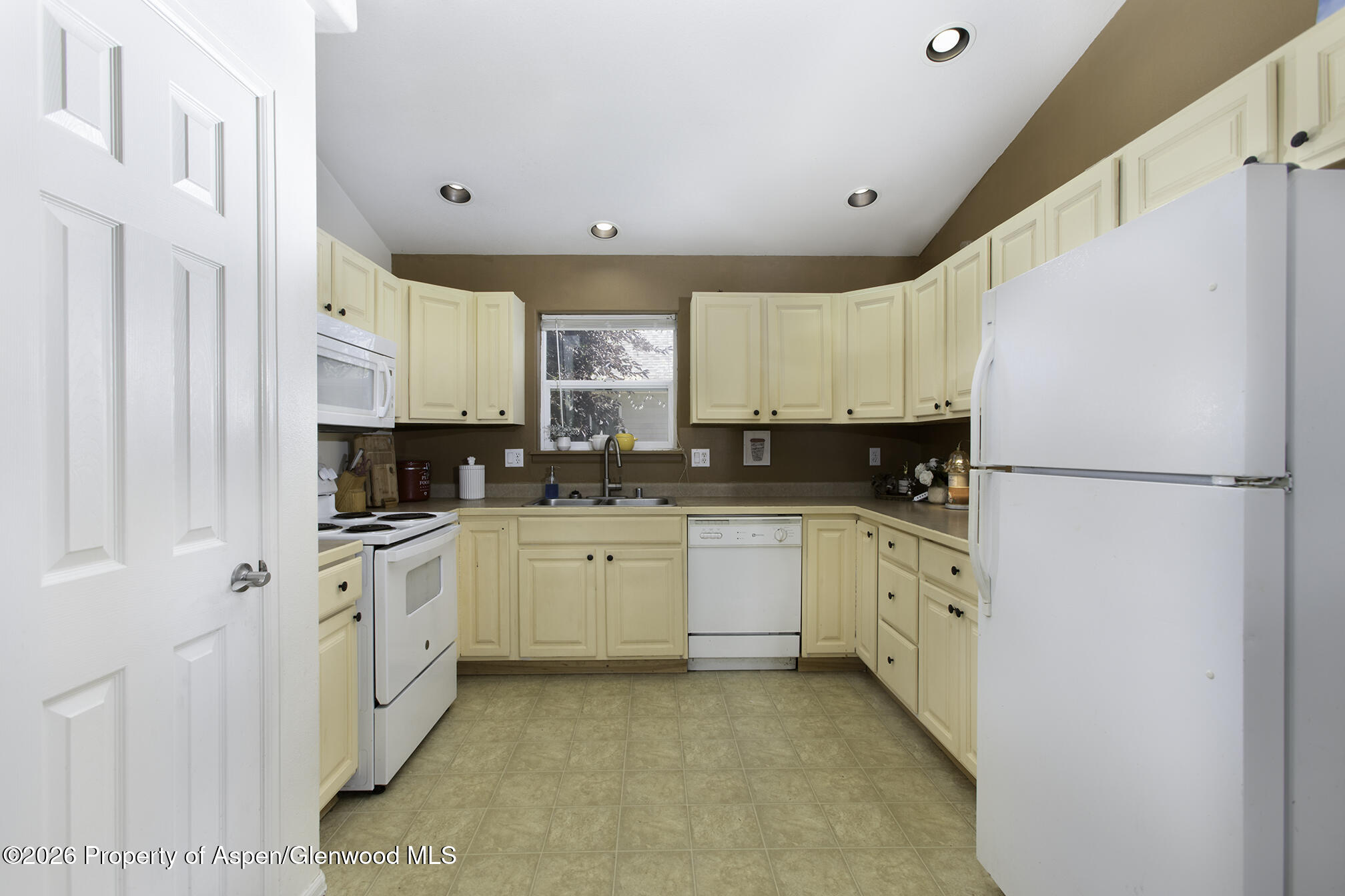 333 Columbine Drive Property Photo 5