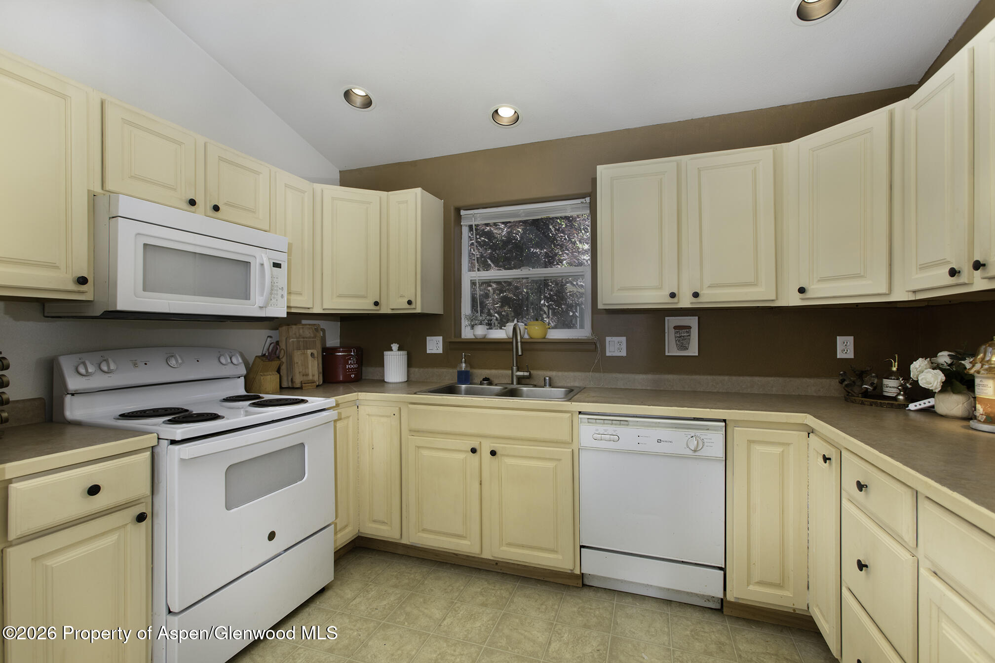 333 Columbine Drive Property Photo 6