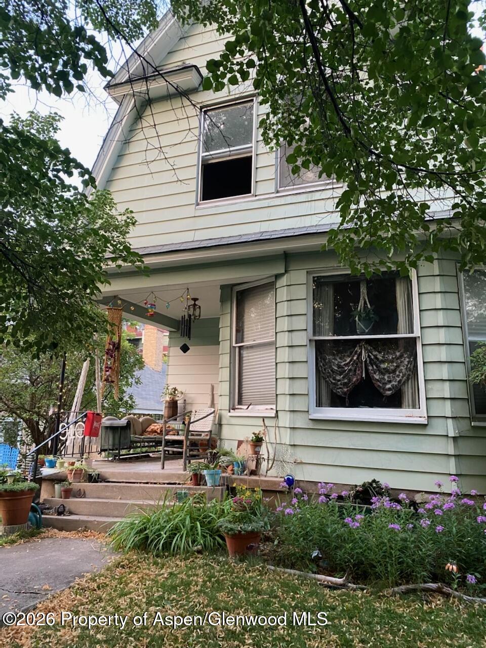 908 & 910 Blake Avenue Property Photo 3
