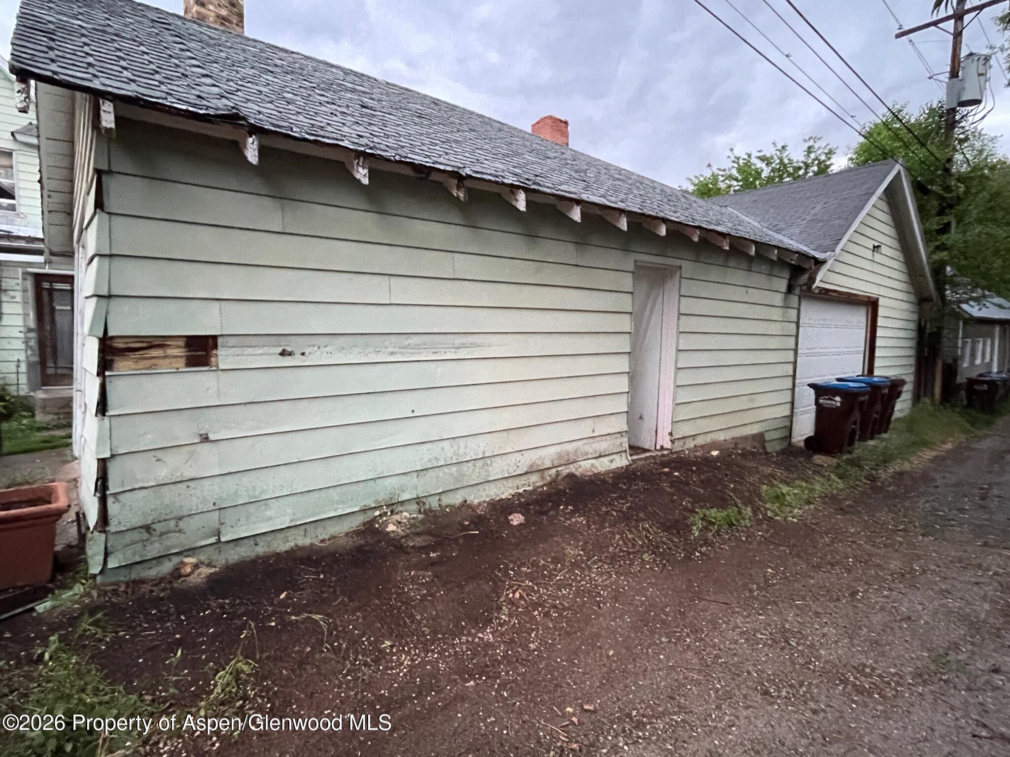 908 & 910 Blake Avenue Property Photo 6