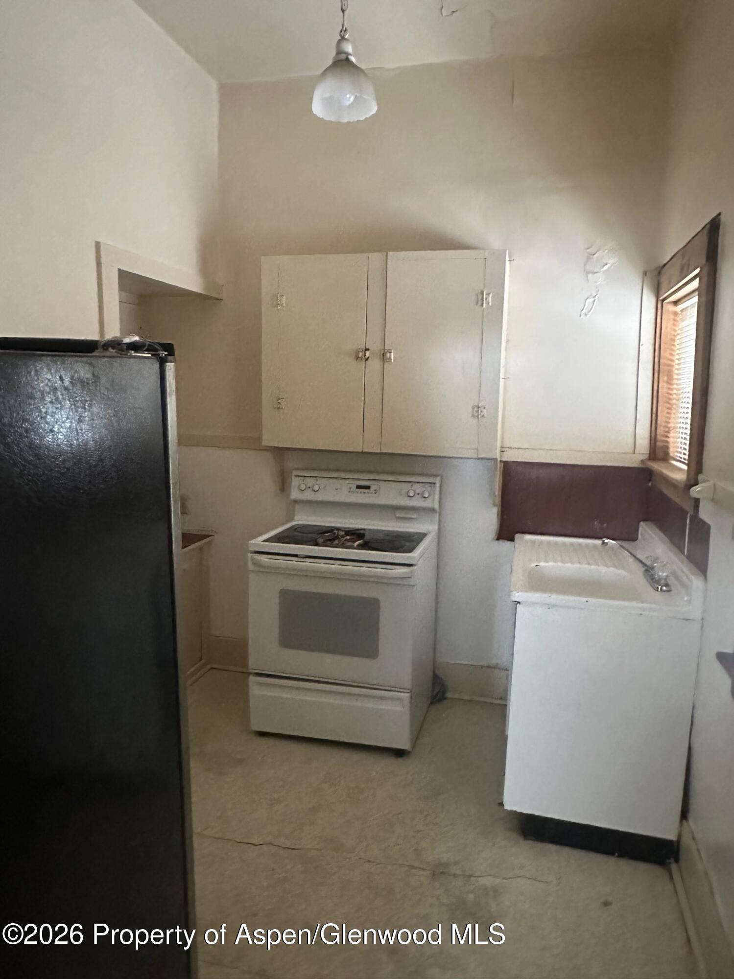 908 & 910 Blake Avenue Property Photo 11