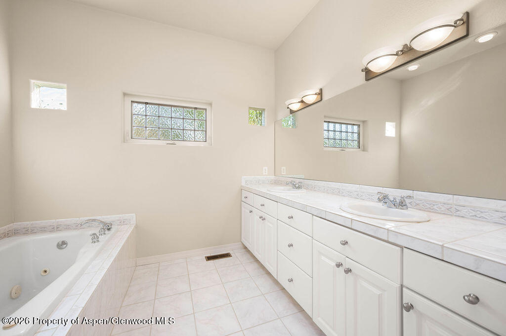 4340 N Club Court D Property Photo 11