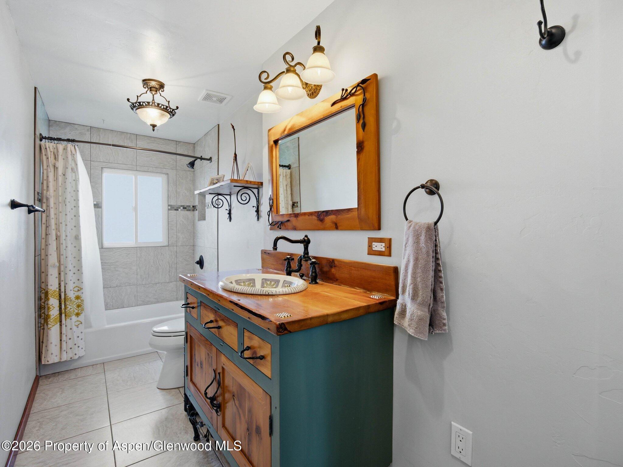 320 E 3rd Street Property Photo 6