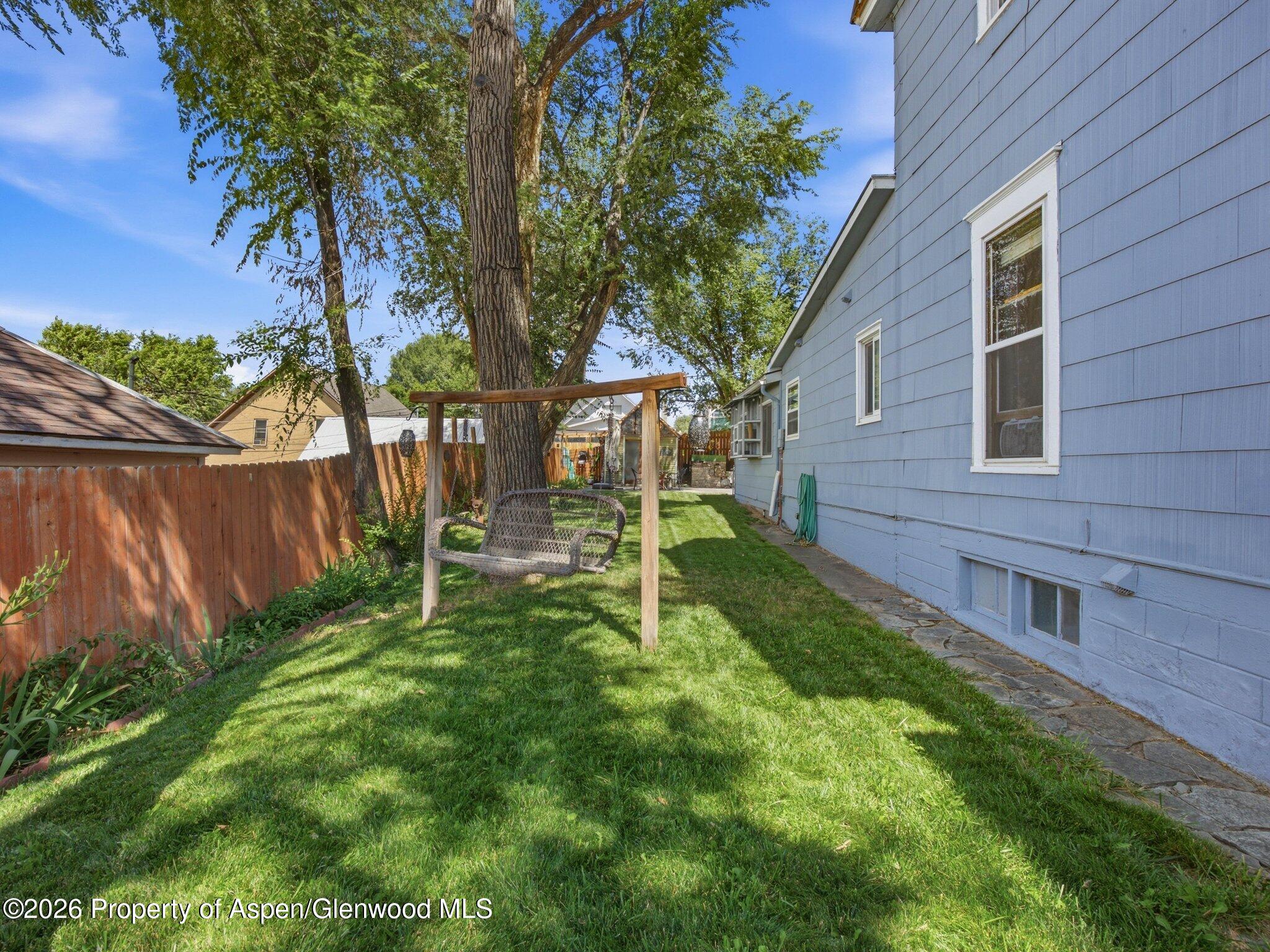 320 E 3rd Street Property Photo 24