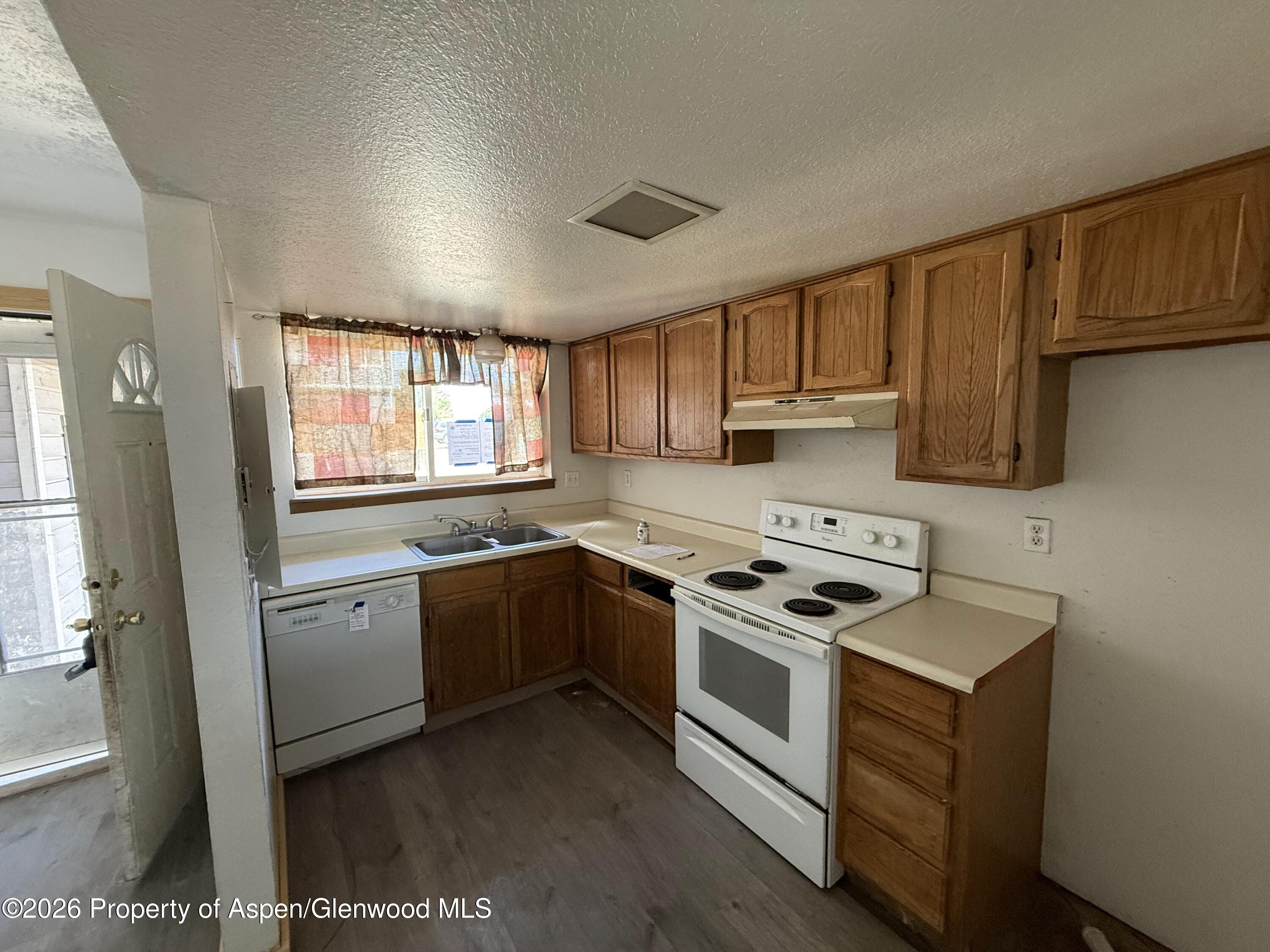 1030 E 7th Street Property Photo 3