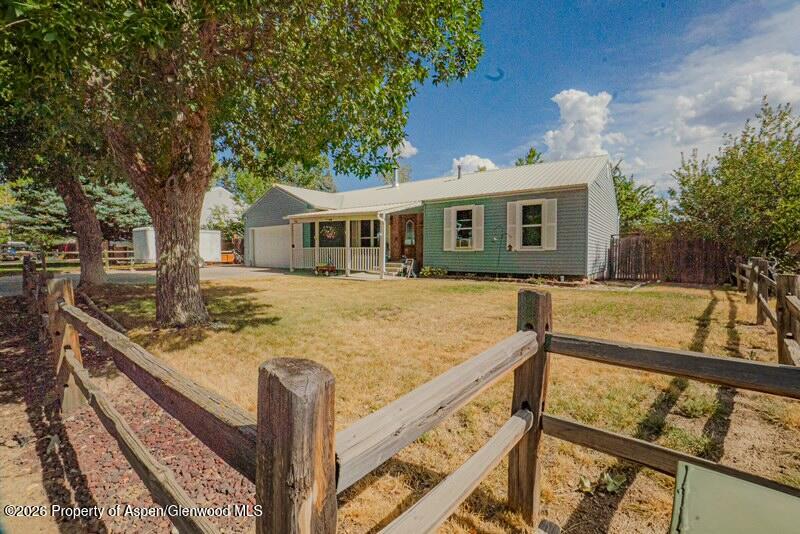 1266 Crest Drive Property Photo 2