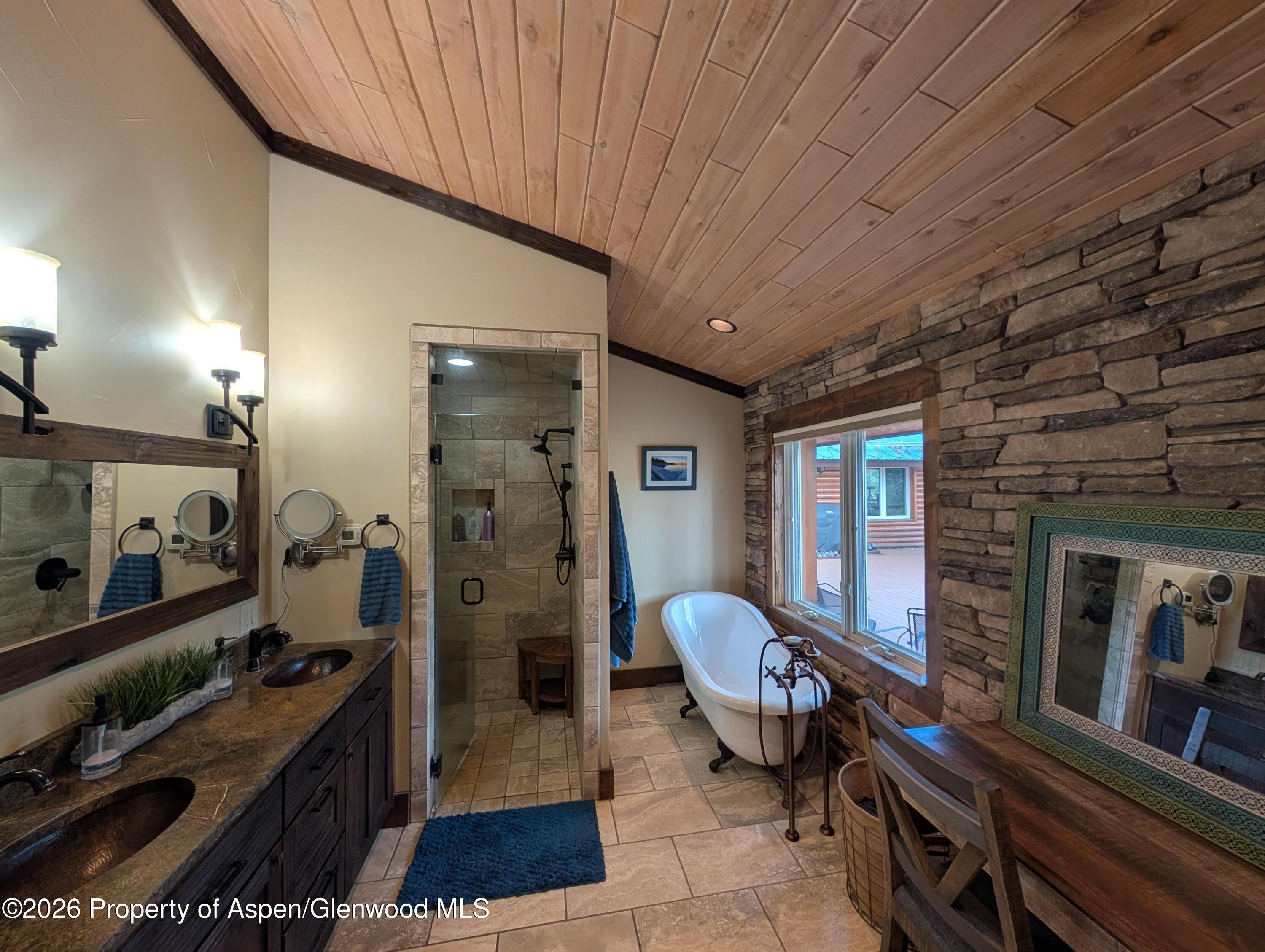 684 Falcon Way Property Photo 23