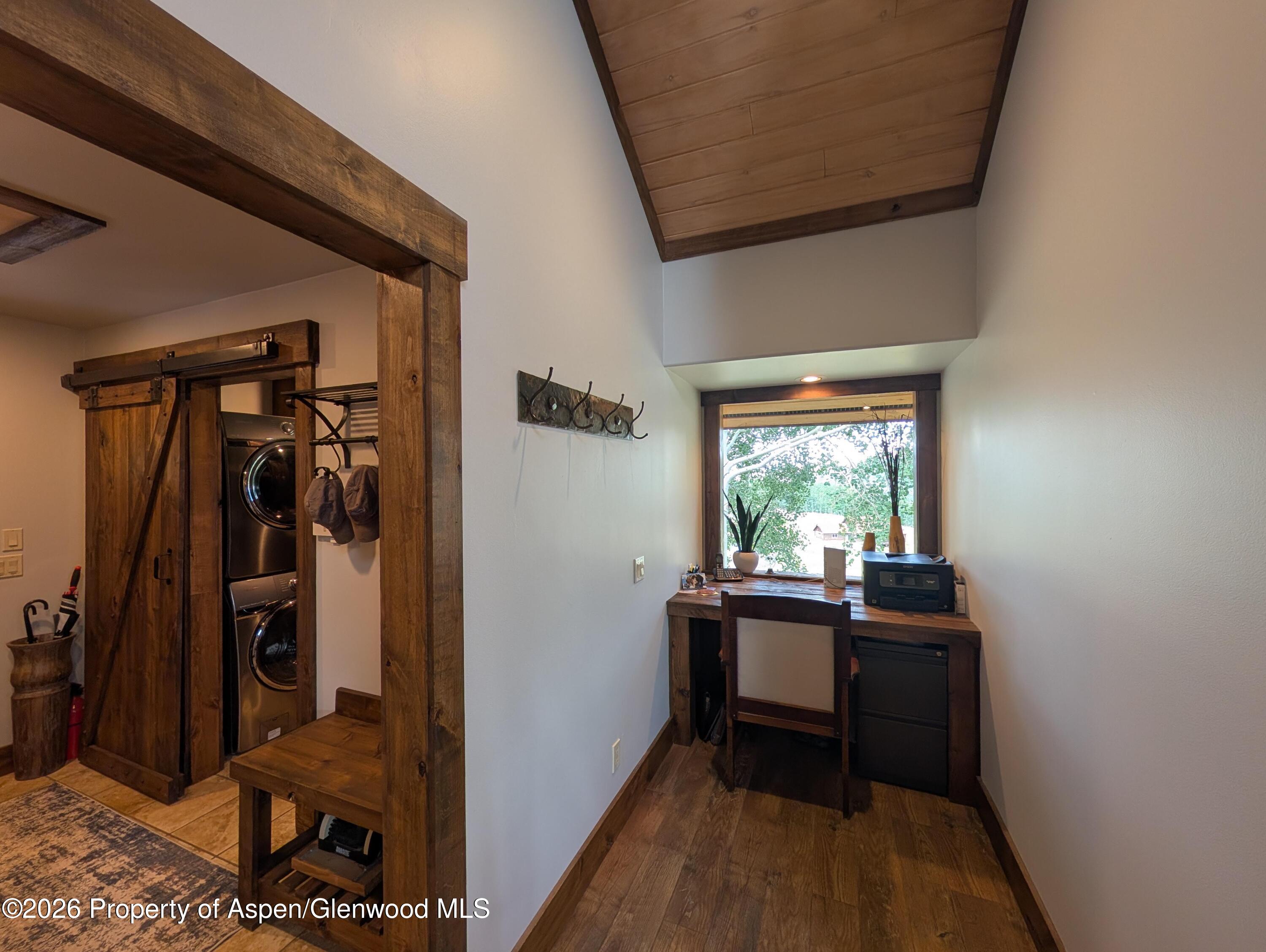 684 Falcon Way Property Photo 33