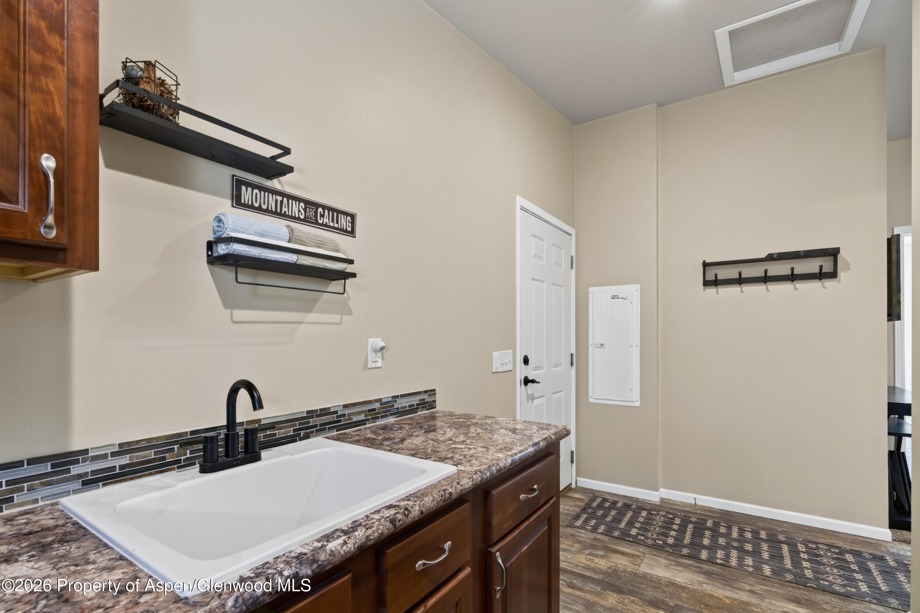 2432 Pioneer Way Property Photo 24